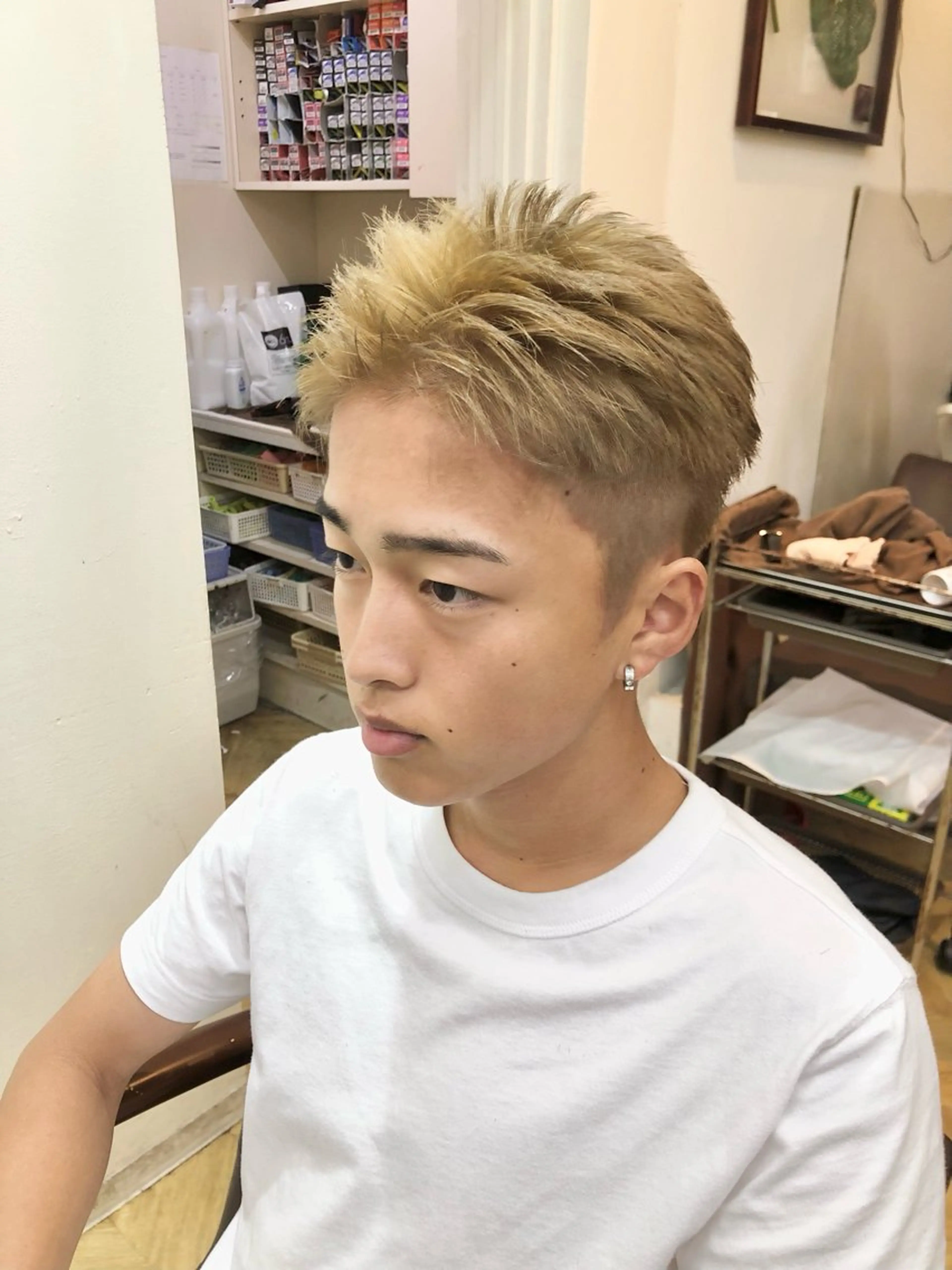 メンズカット+ブリーチカラー+眉カットの写真