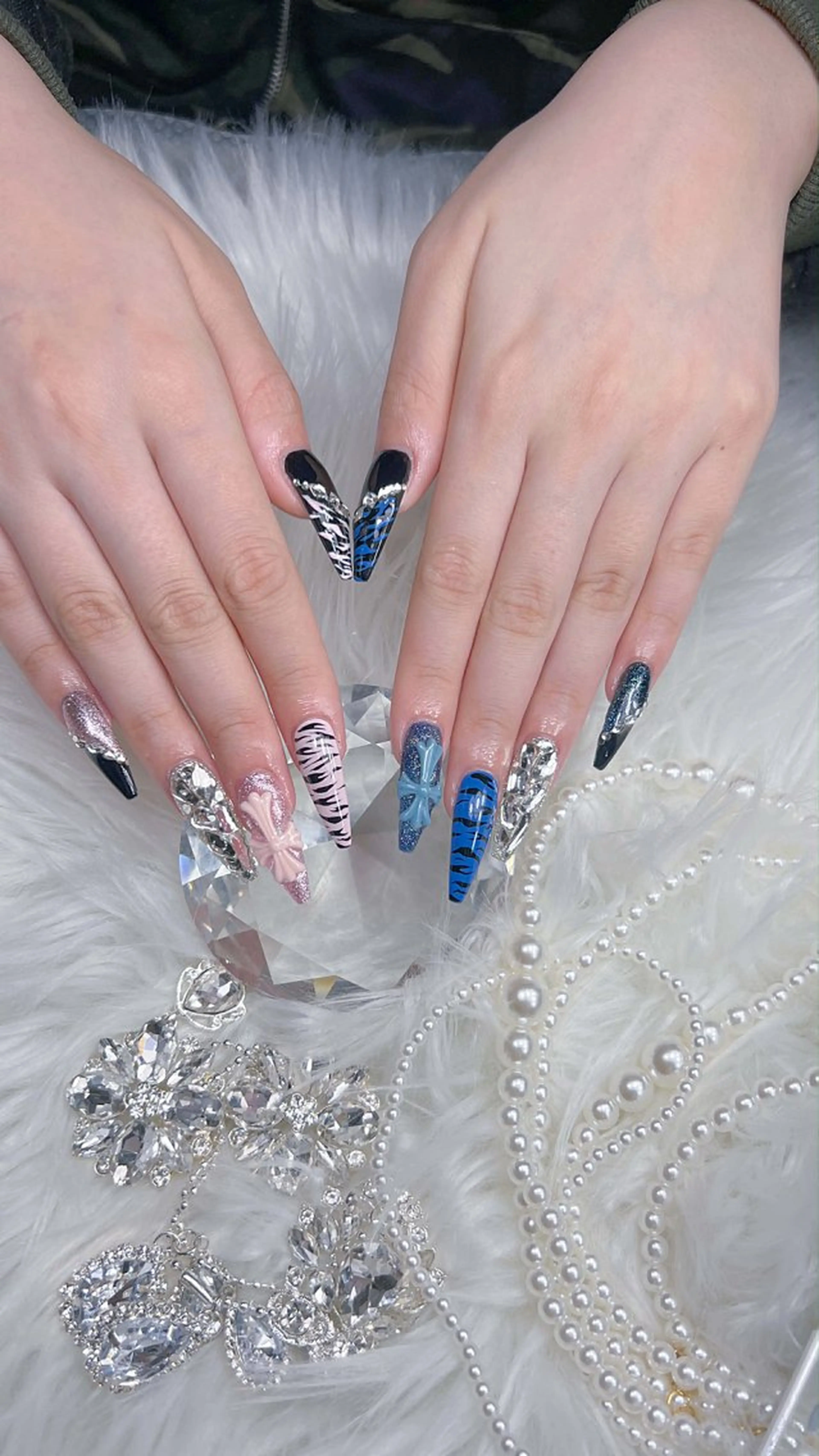 ネイル アートネイル オーロラネイル チークネイル 長さ出し フットネイル ハンドネイル ハンドケア Mio_ Noiranailのネイルデザイン