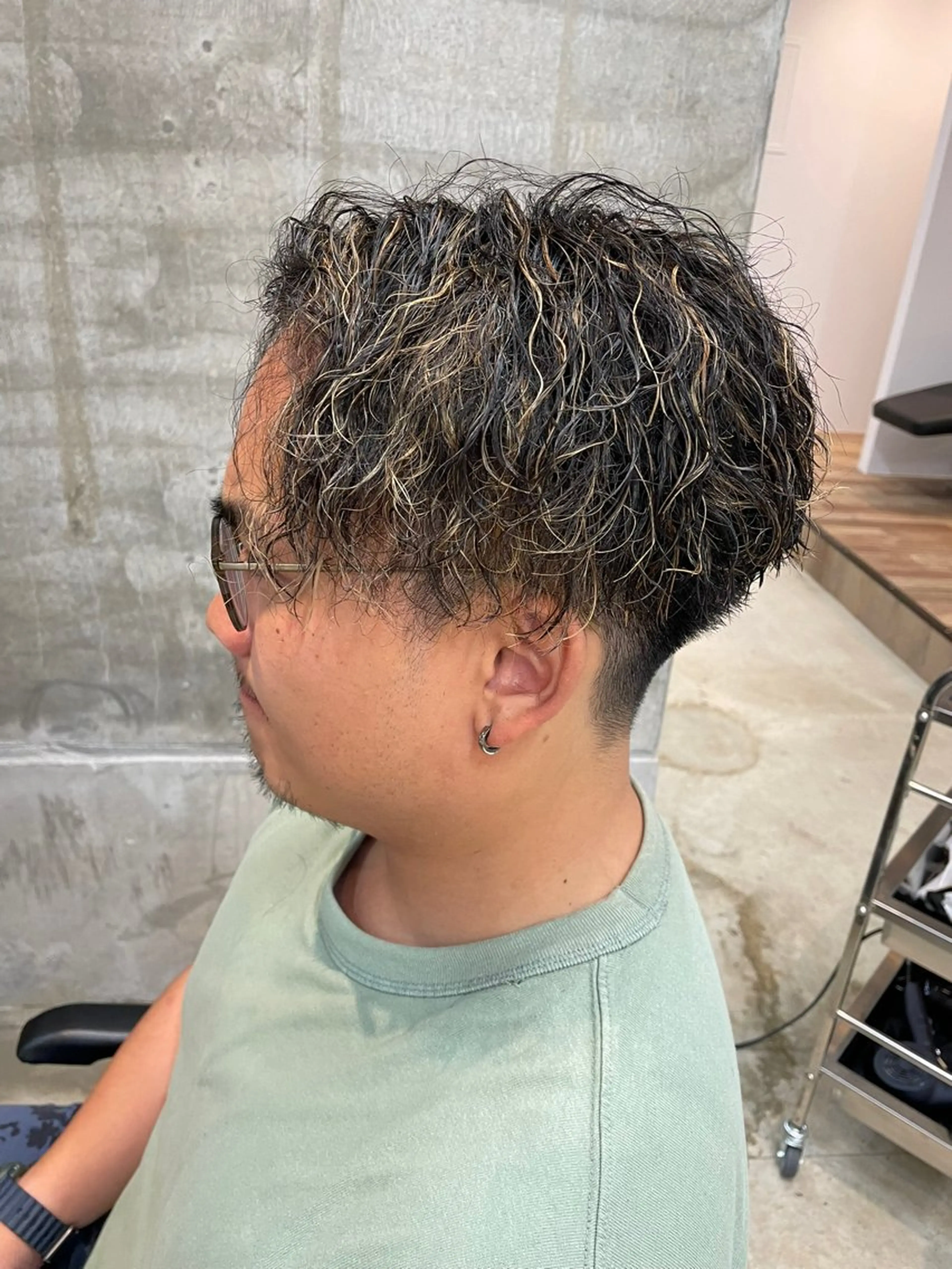 ショート パーマ メンズ メンズメッシュ 飯泉/メンズカラー ツイスパ/メッシュのヘアスタイル