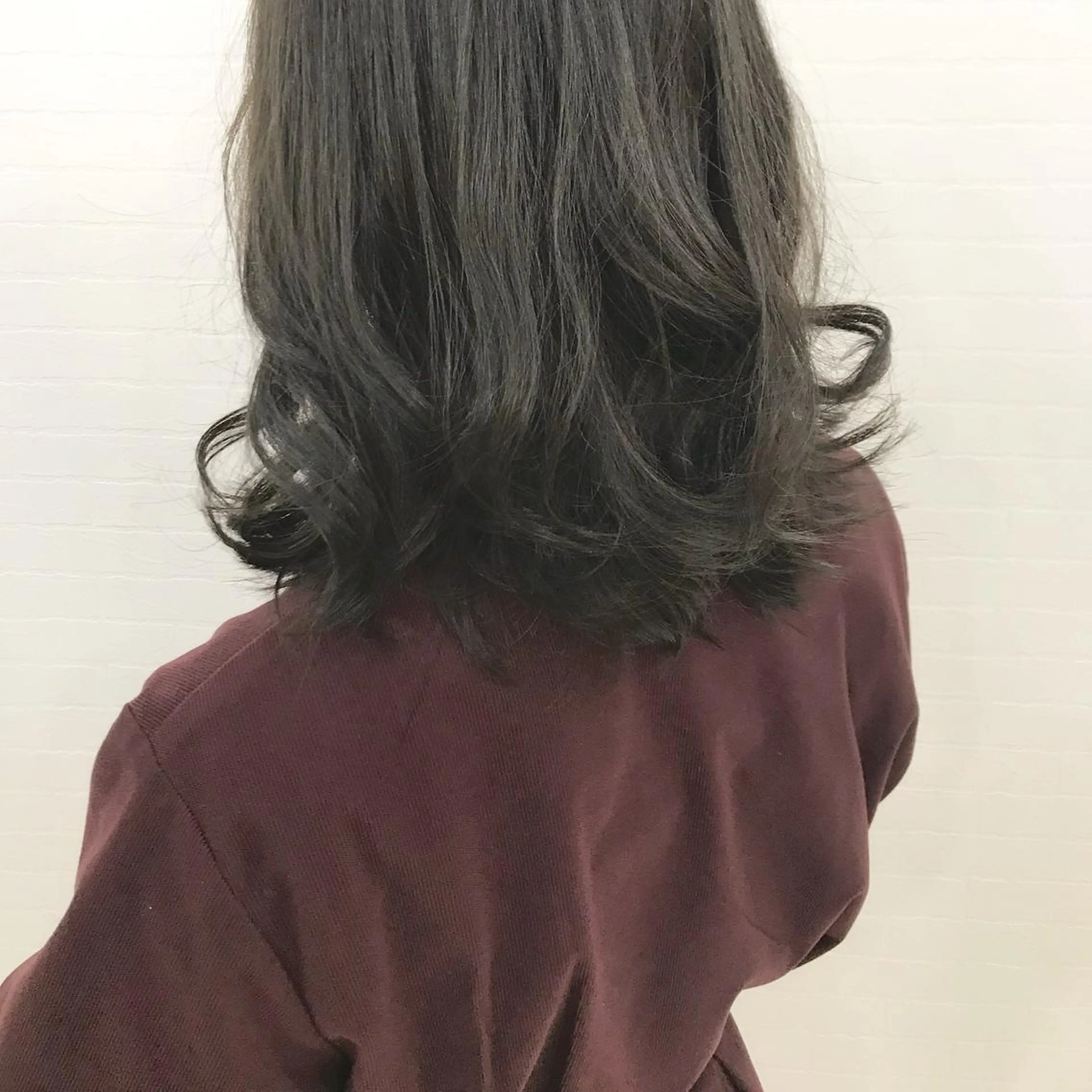 セミロング カラー オリーブ/アッシュ やわらか透明感カラーのヘアスタイル