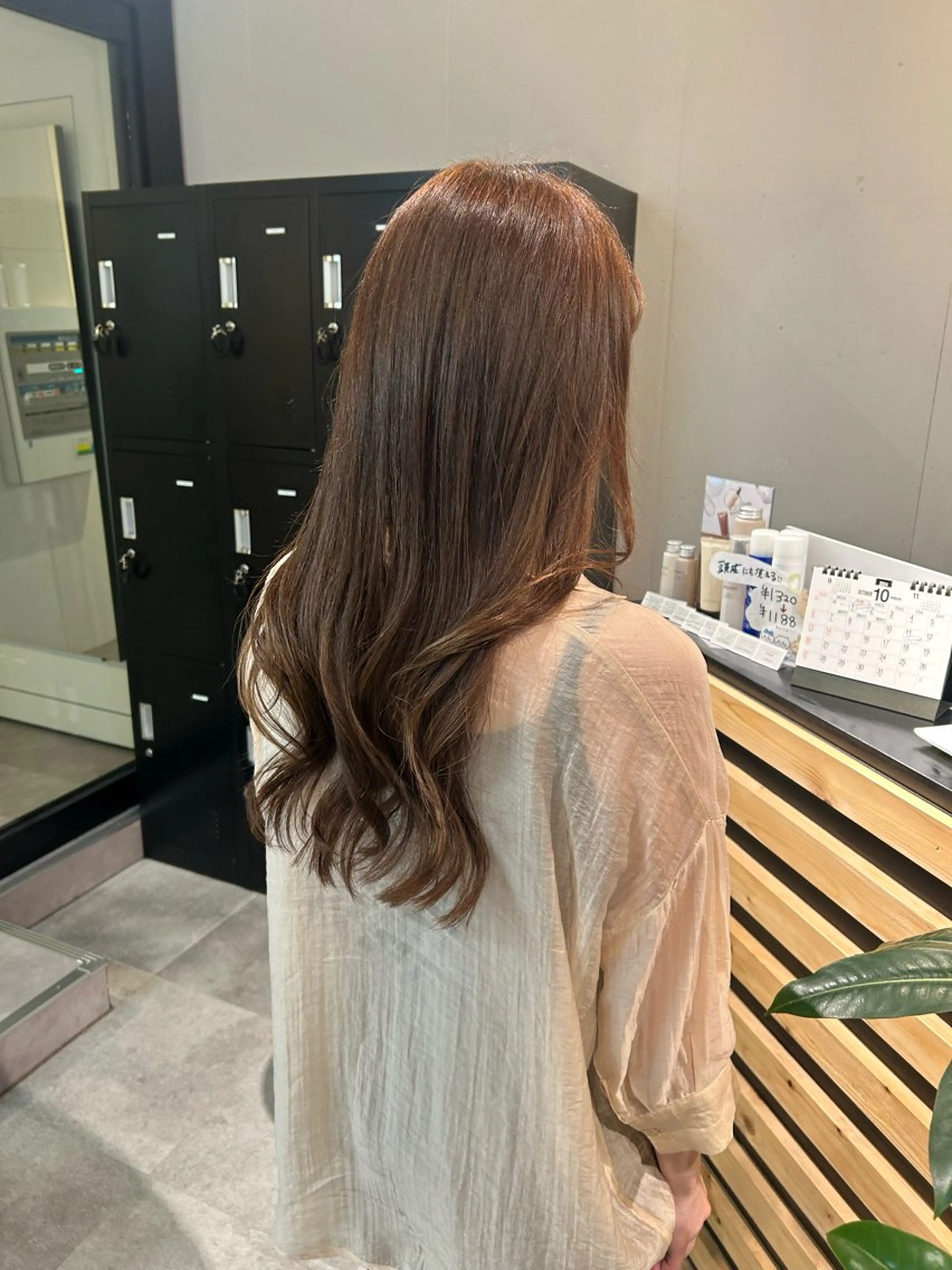 ミディアム カラー ブリーチ ブラウンカラー ミルクティーブラウン ブリーチなしカラー レイヤーカット カット ヘアカラー トリートメント ウルフカット レイヤーカット上柿のヘアスタイル