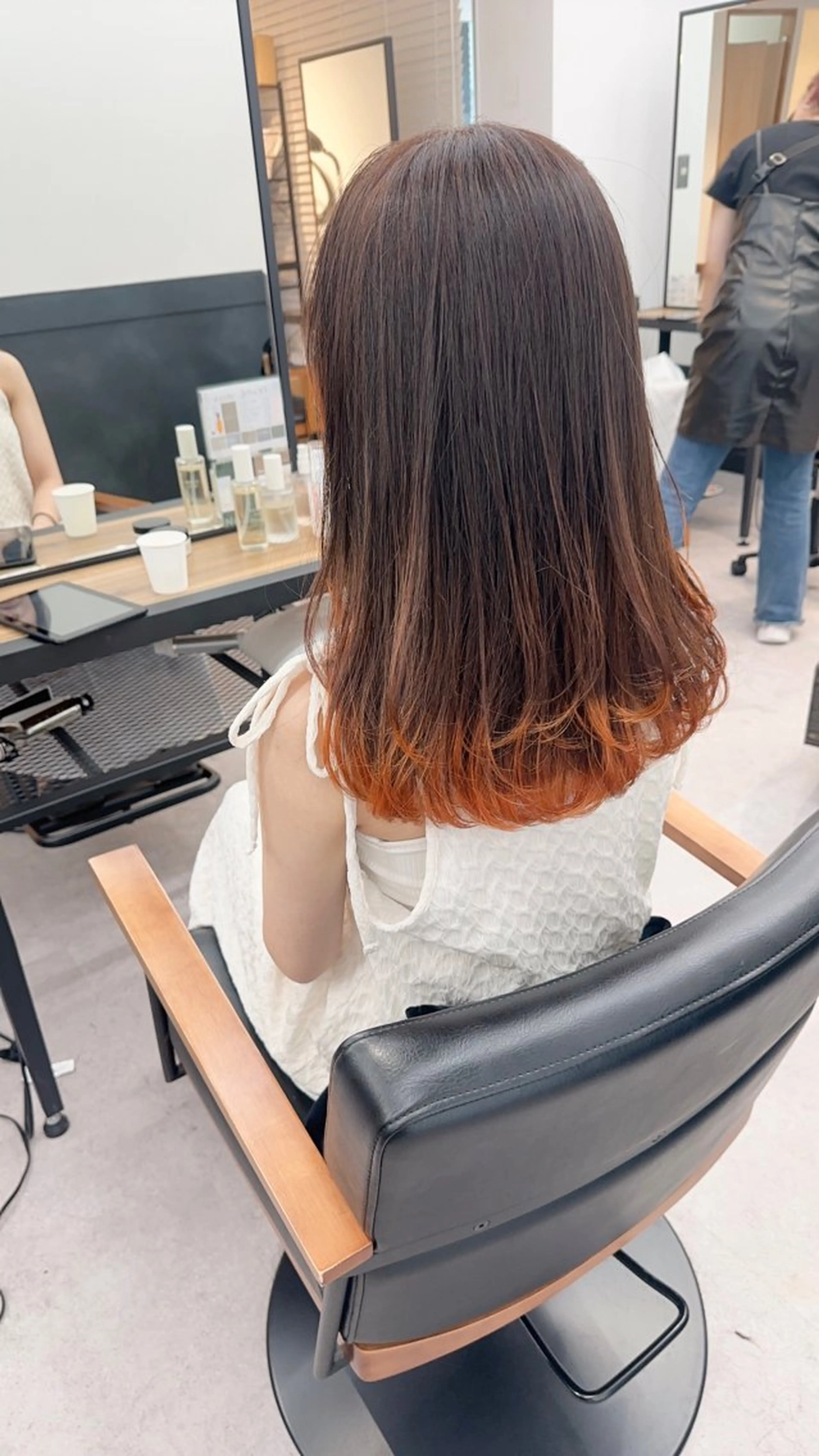 セミロング カラー パーマ ヘアアレンジ メンズ ネイル マツエク・マツパ アイブロウ カット ヘアカラー レイヤーカット／顔周 りカット/縮毛矯正のヘアスタイル