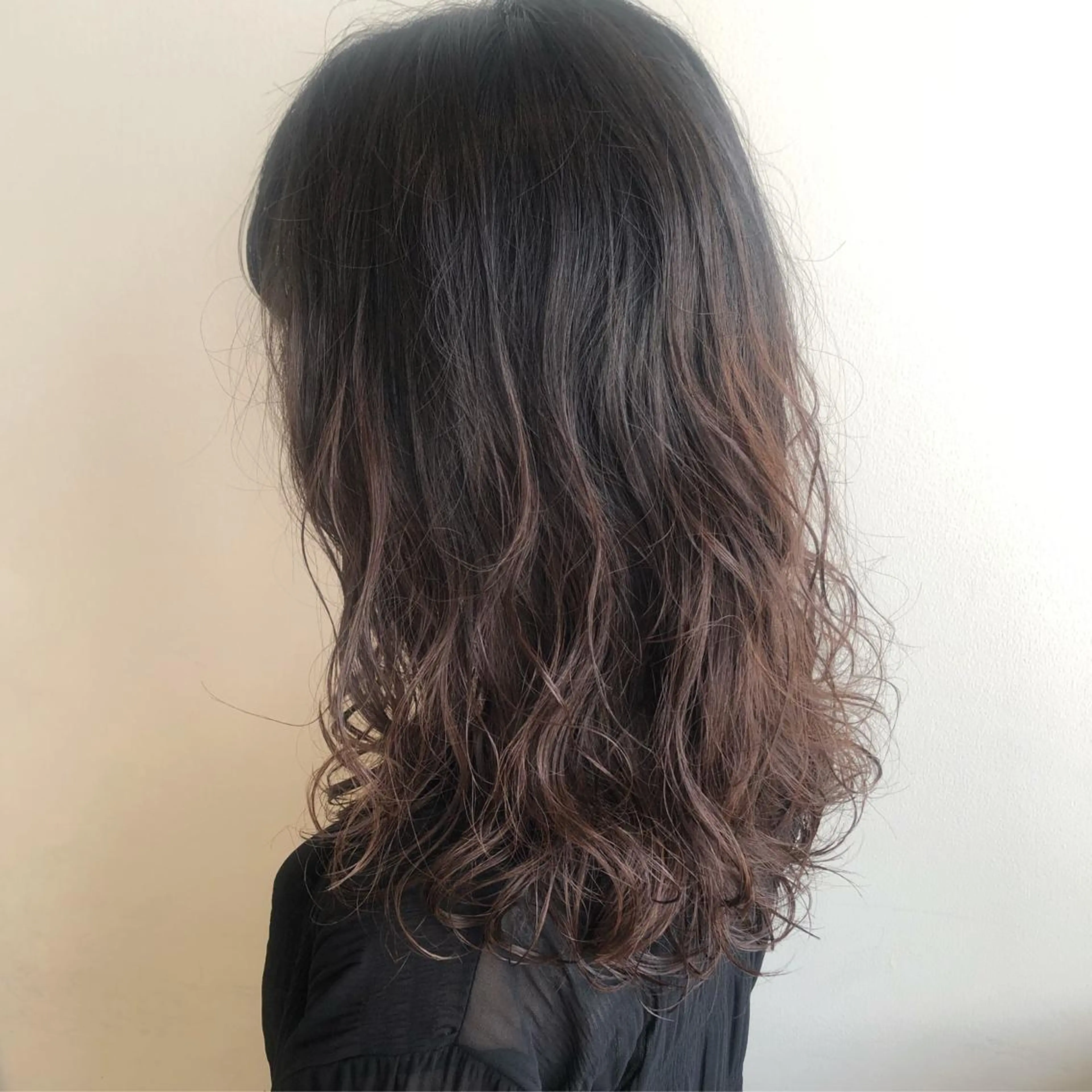 ミディアム パーマ MIOベージュカラー 柔らかいカラーのヘアスタイル