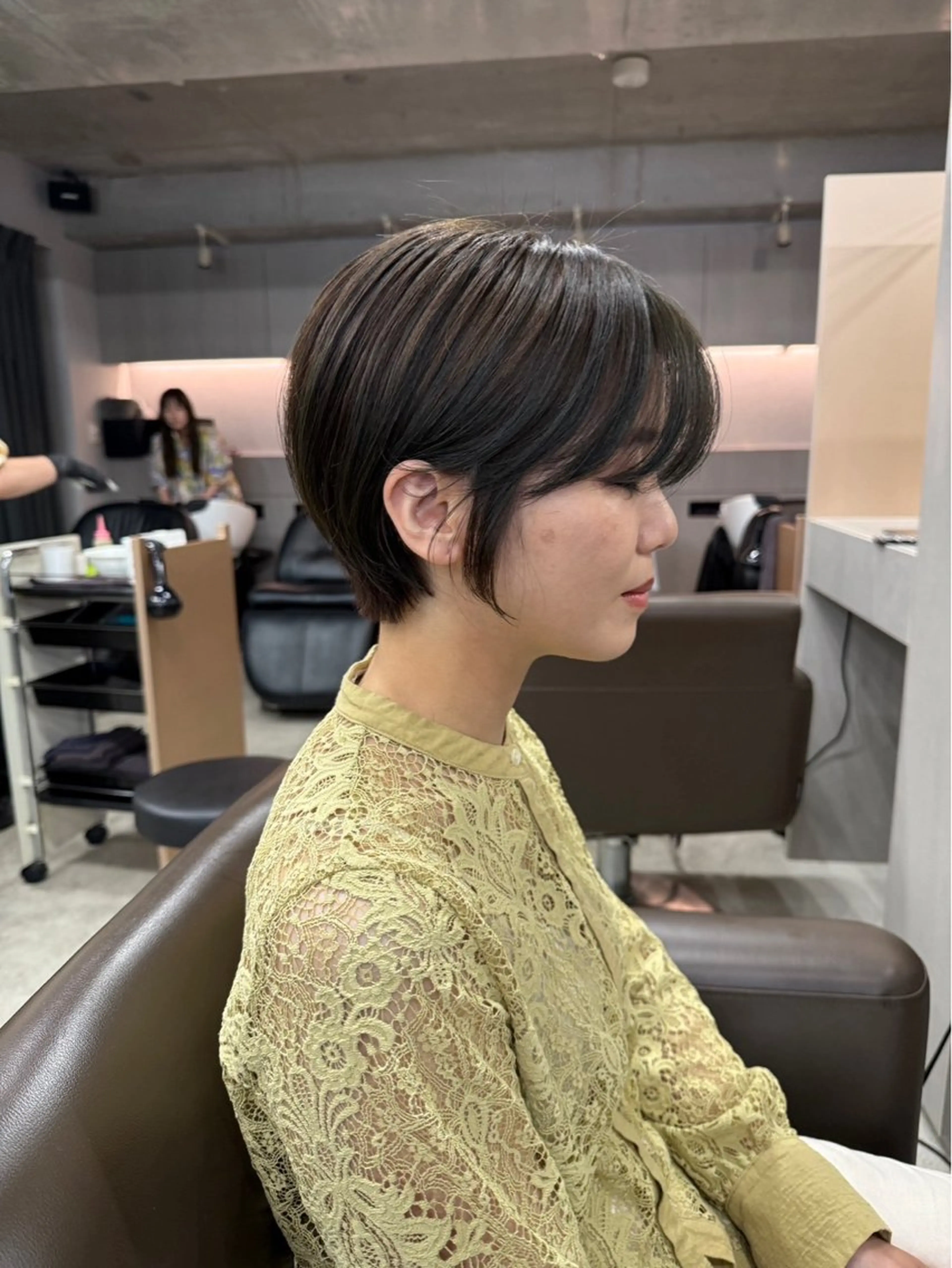 ショート カラー 曲がる縮毛矯正 センターパートのヘアスタイル