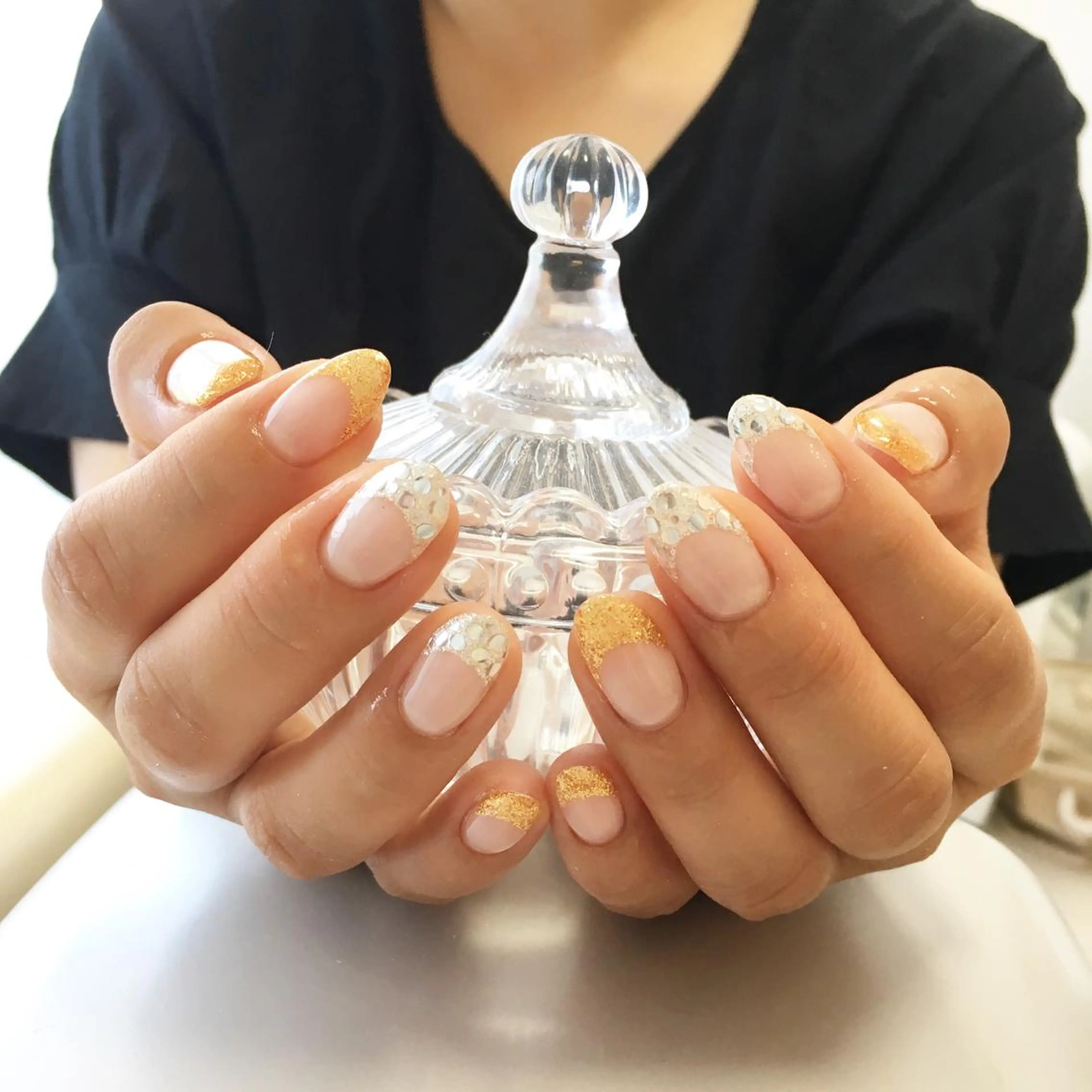 ネイル フレンチネイル ゴールド ホログラムネイル ラメ(グリッター) シルバー Petit Fleur所属・青柳 亜梨奈のマツエク・マツパデザイン