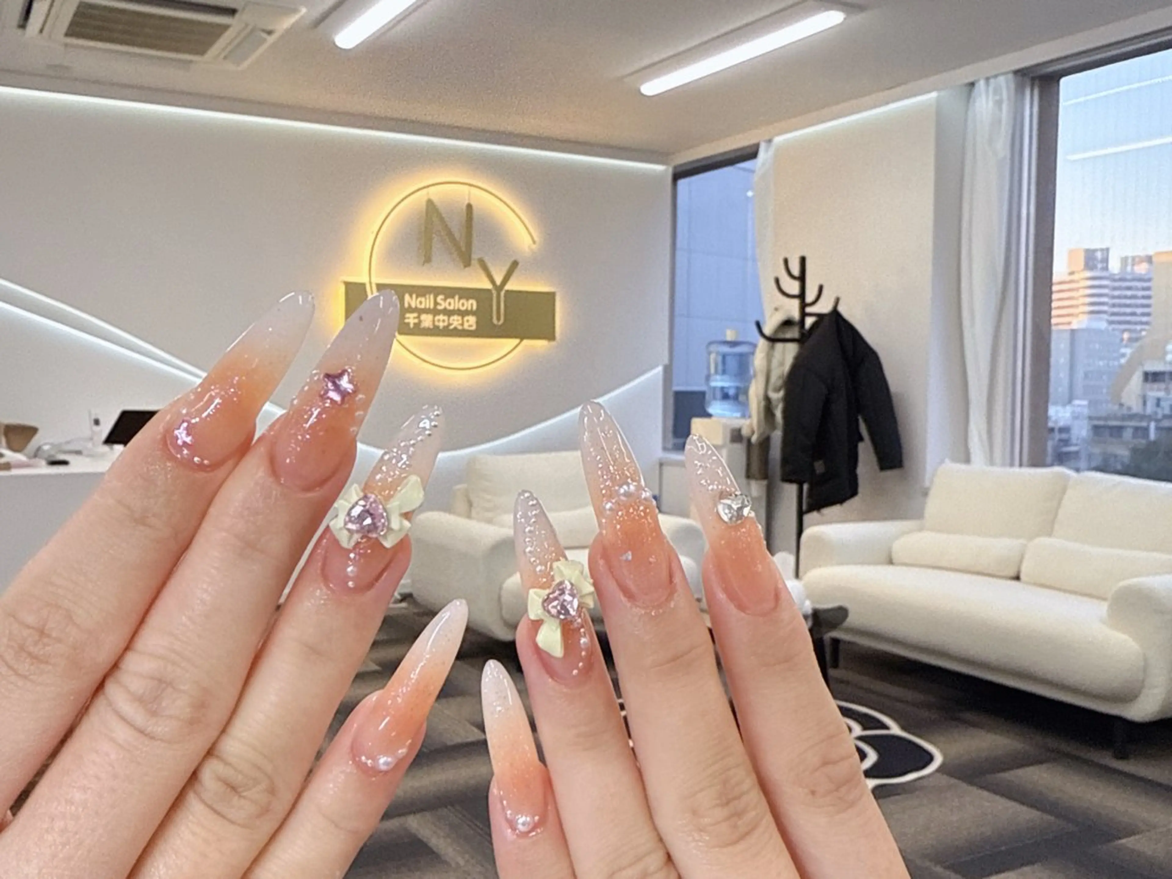 ネイル 長さ出し フットネイル フレンチネイル ジェルネイル ガーリー ハンドネイル NYネイルサロン 千葉中央店のネイルデザイン