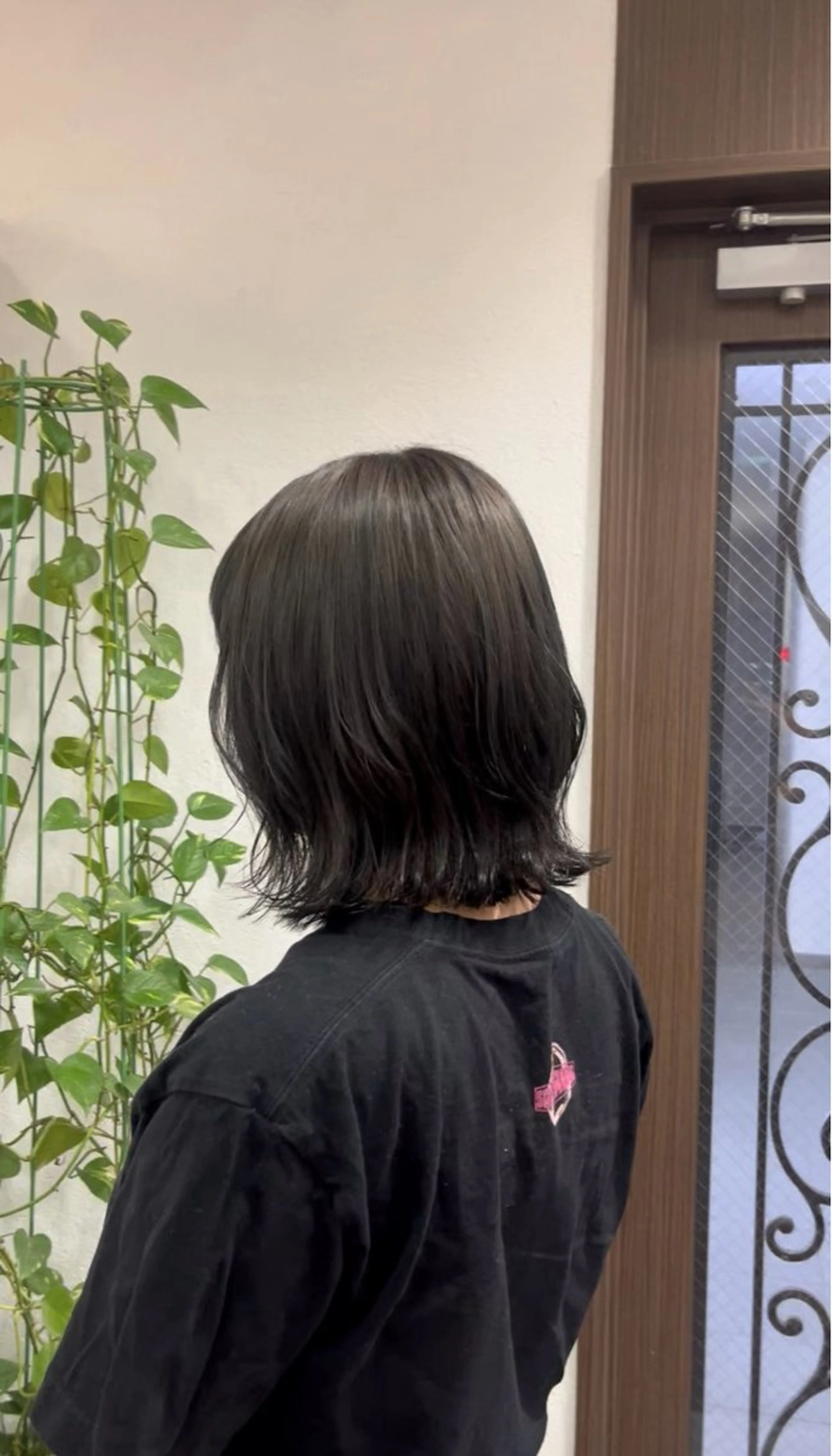 ショート 切りっぱなしボブ アッシュ アッシュグレー ボブ 山本 梨華のヘアスタイル