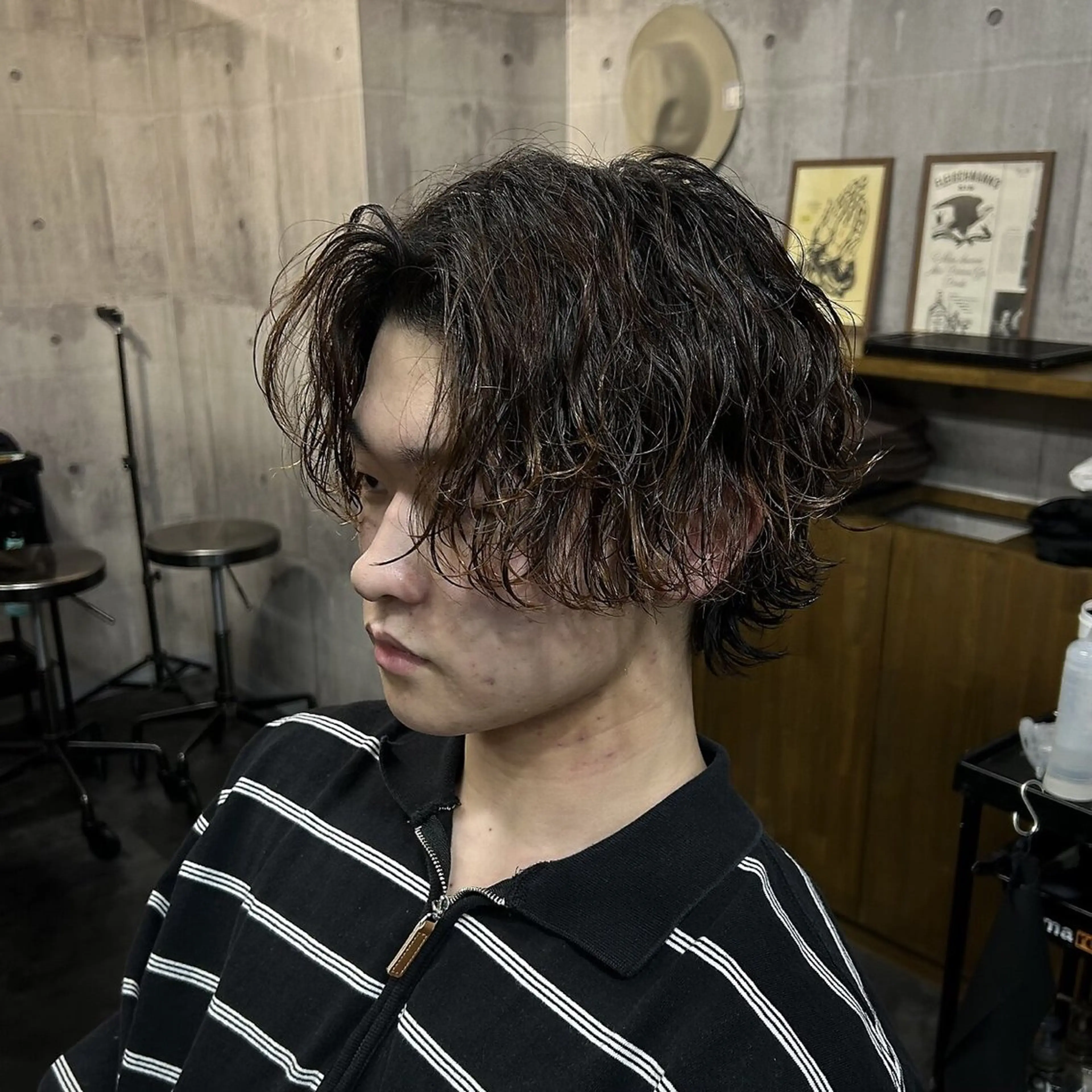 ミディアム パーマ メンズ 三谷 仁のヘアスタイル