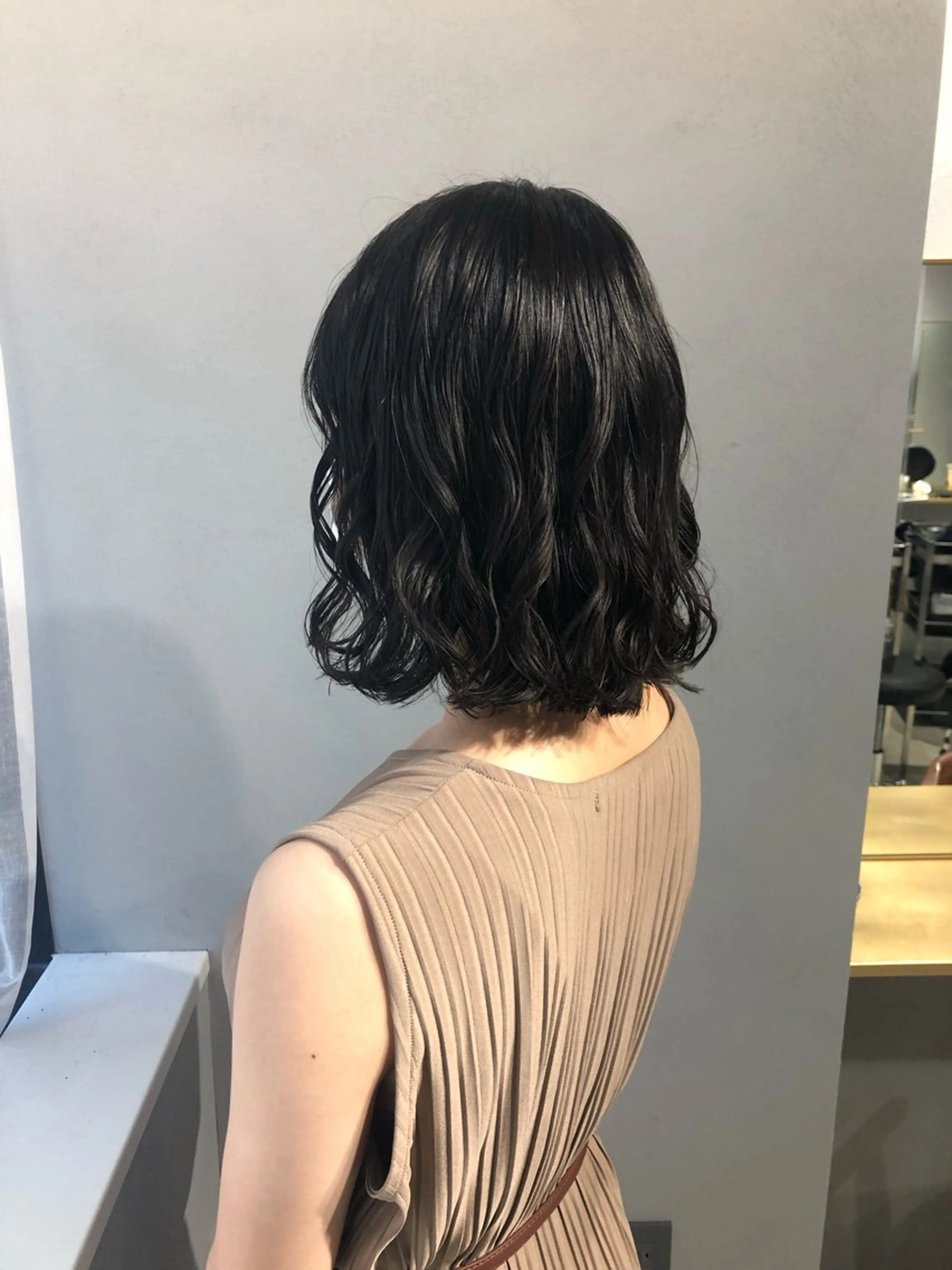 ミディアム パーマ 曲がる縮毛矯正 センターパートのヘアスタイル