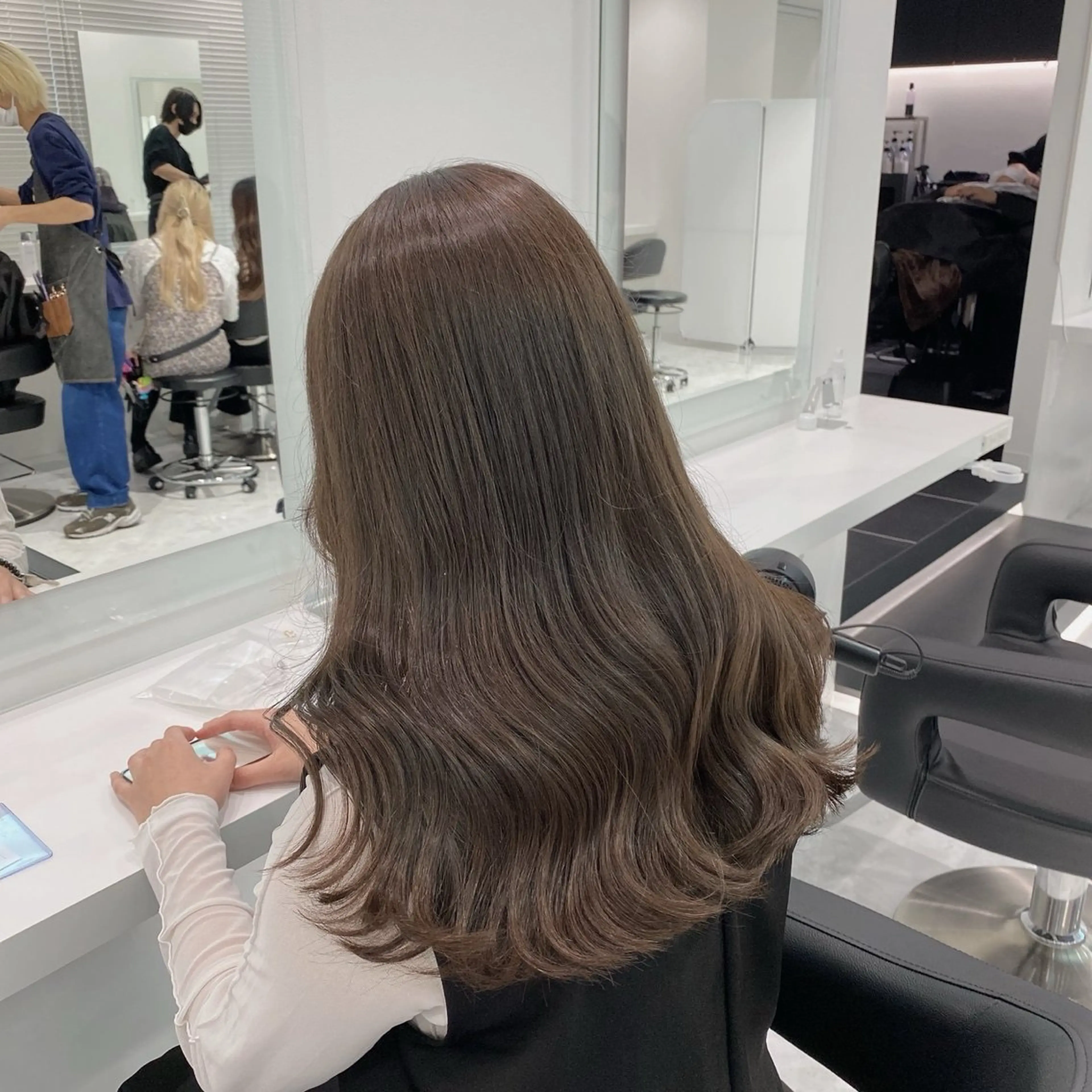 ロング カラー グレージュ ヘアカラー トリートメント ラベンダー💜 グレージュ🩶のヘアスタイル