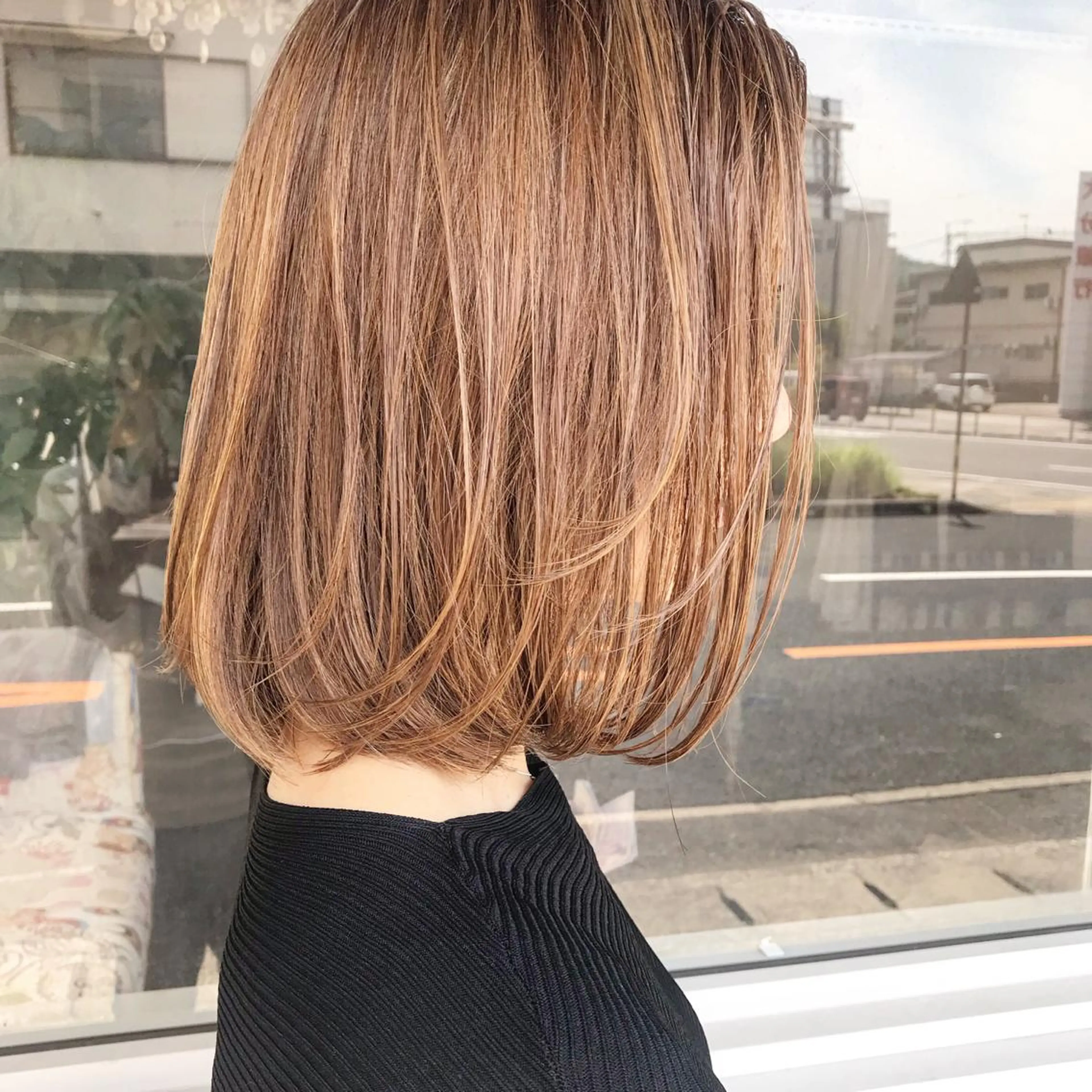 ミディアム カラー ヘアアレンジ お団子ヘア 切りっぱなしボブ バレイヤージュ ブリーチ デザインカラー Mariana/ 鶴原-ハイライトのヘアスタイル