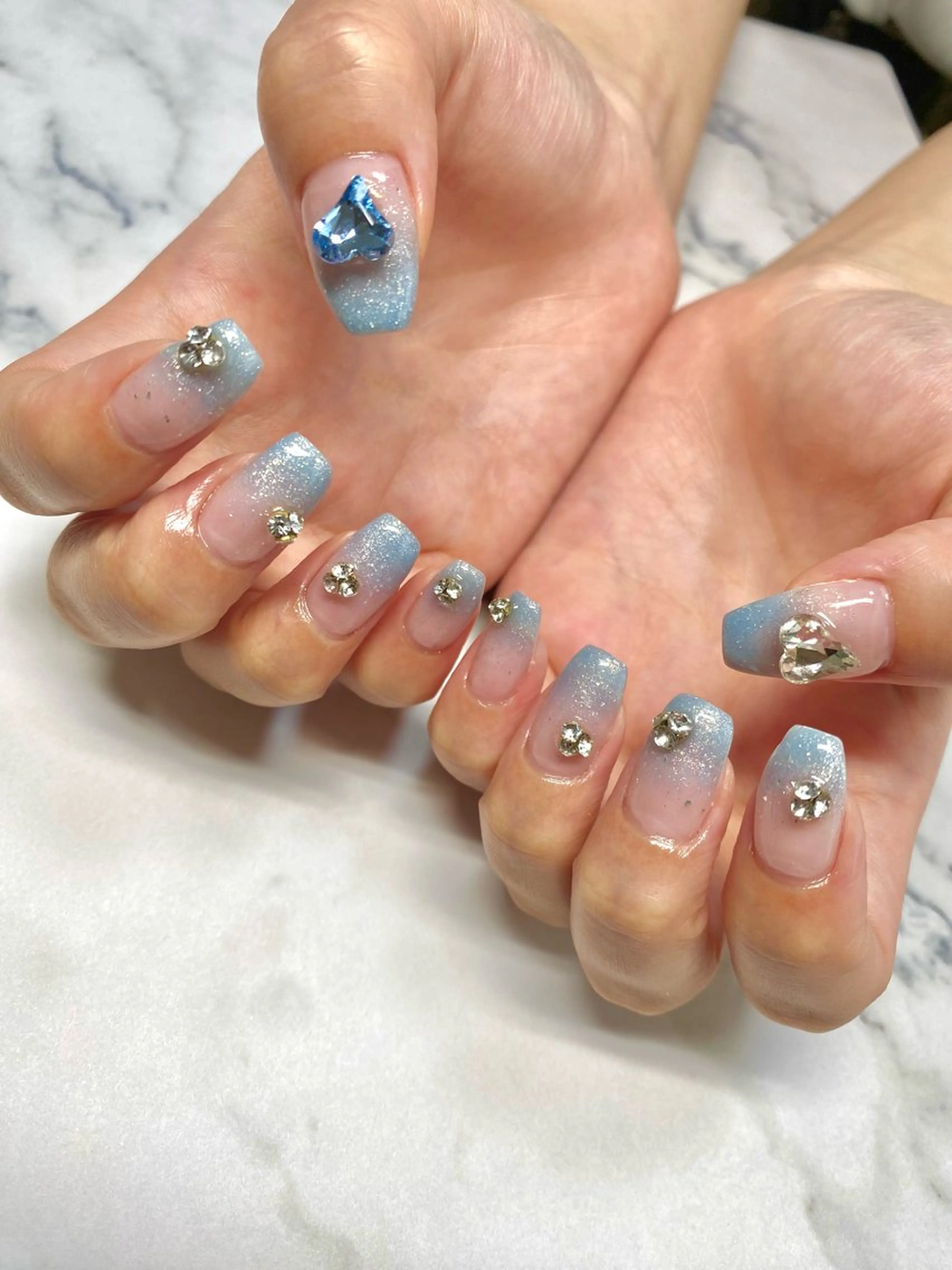 ネイル ブルー キラキラネイル 水色 ストーンネイル 夏ネイル ハンドネイル Nail salon BeBeのネイルデザイン