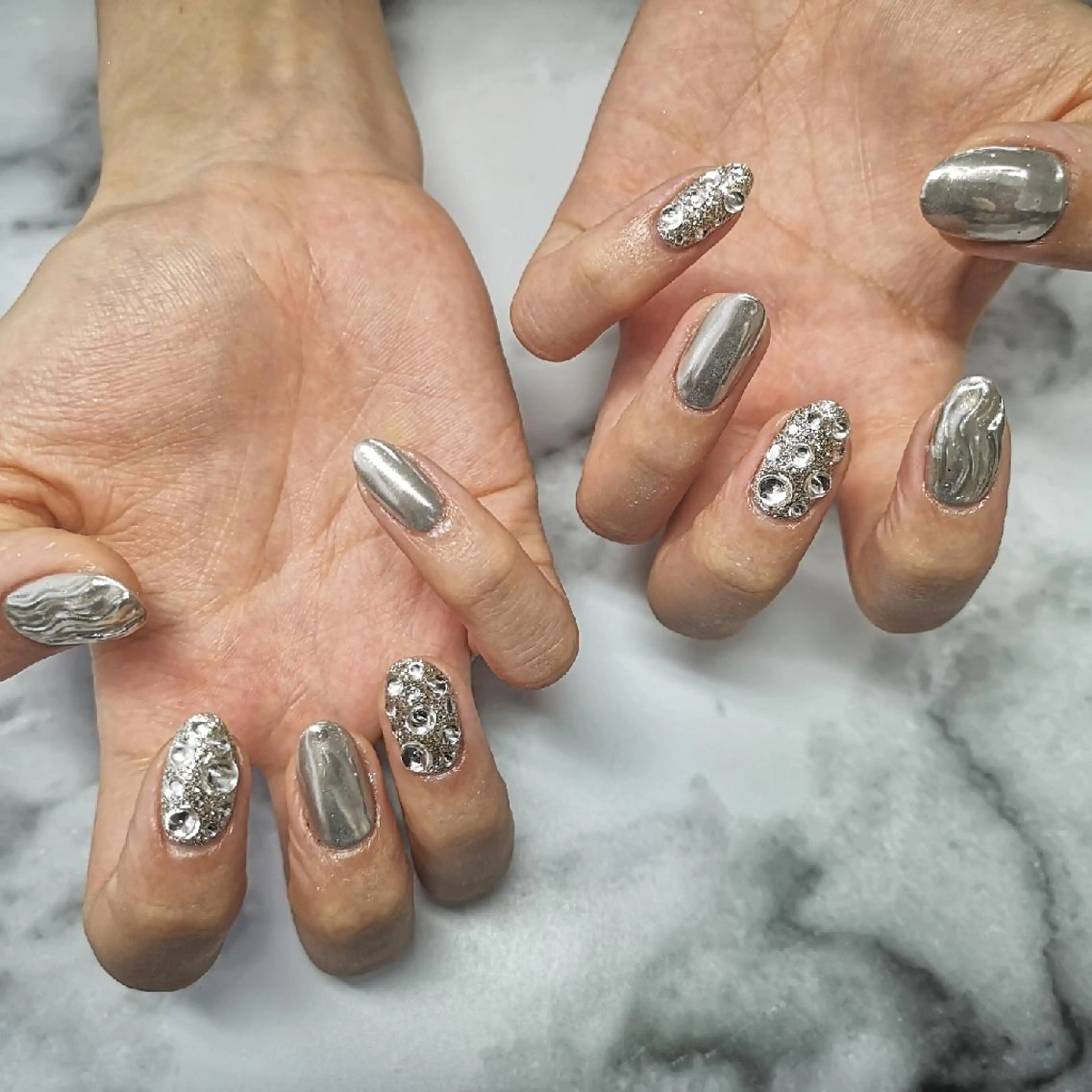 ネイル ミラーネイル ニュアンスネイル シルバー ハンドネイル 石渡 美弥のネイルデザイン