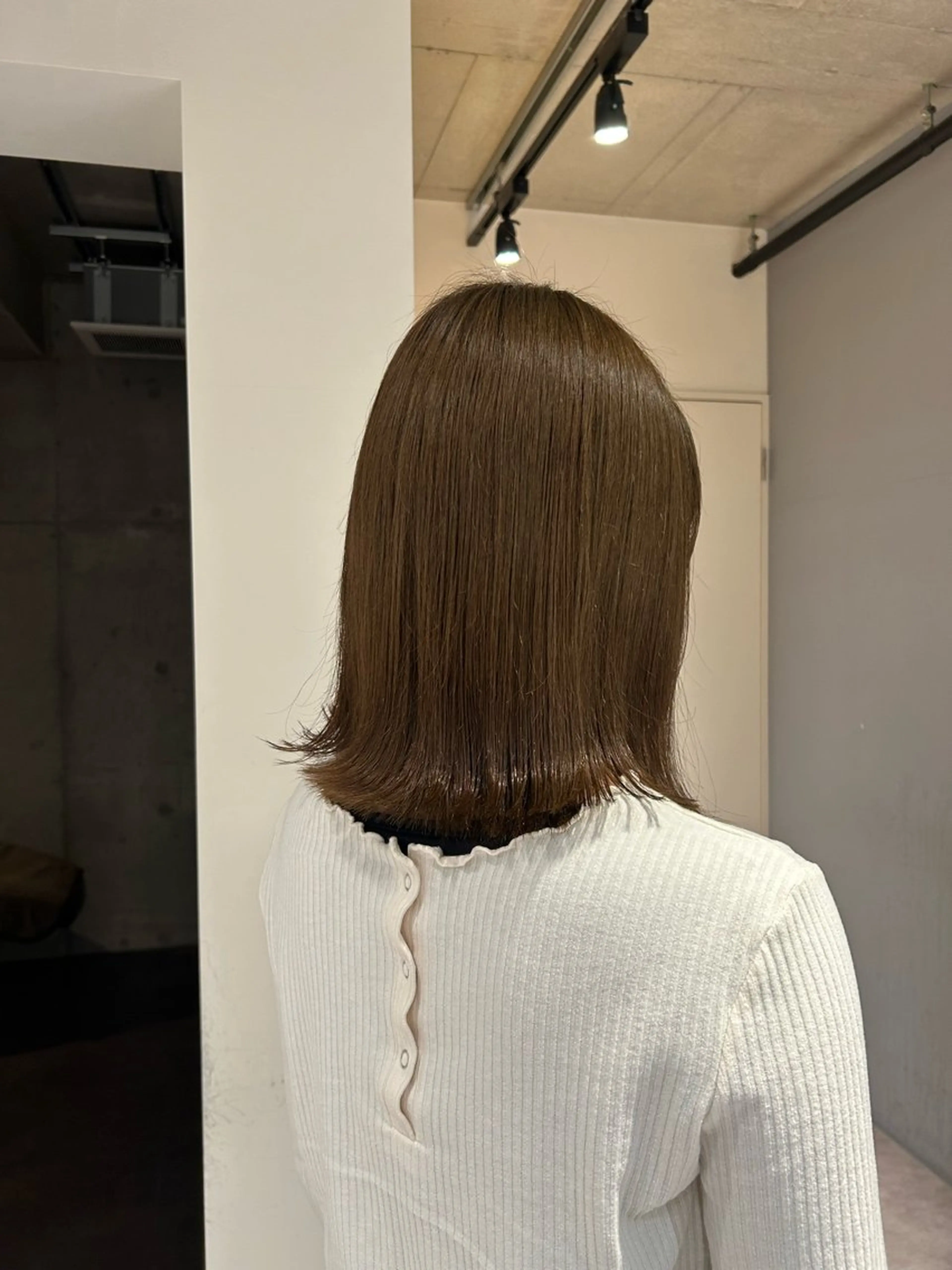 ミディアム カラー ベージュカラー オリーブベージュ オリーブカラー 切りっぱなしロブ カット ヘアカラー 葉月/ボブ/ 透明感カラー／中目黒のヘアスタイル