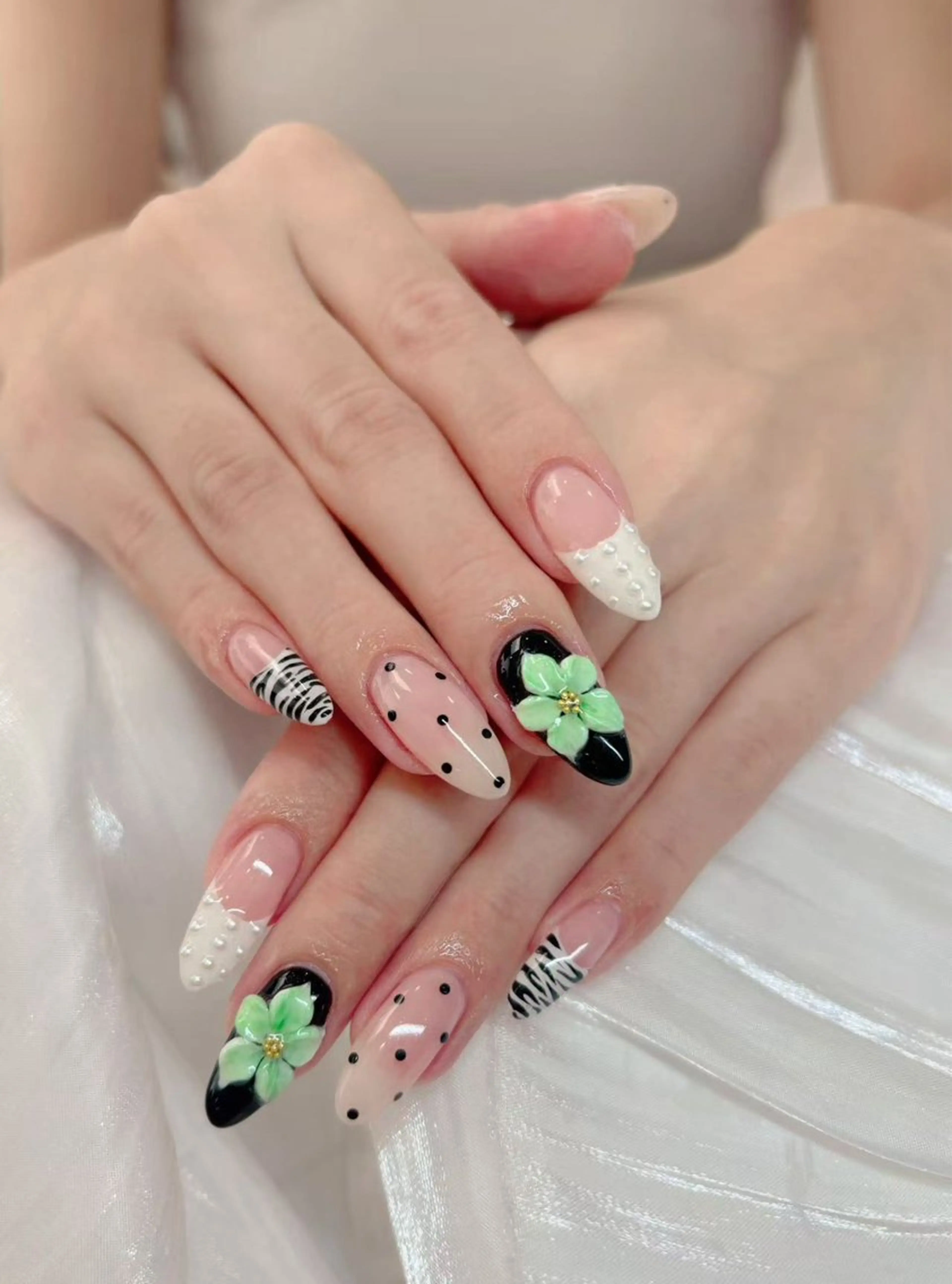 ネイル フットネイル フレンチネイル ジェルネイル ガラスフレンチ 韓国ネイル ハンドネイル ハンドケア The Nail & Eye Lashの眉毛・アイブロウイメージ