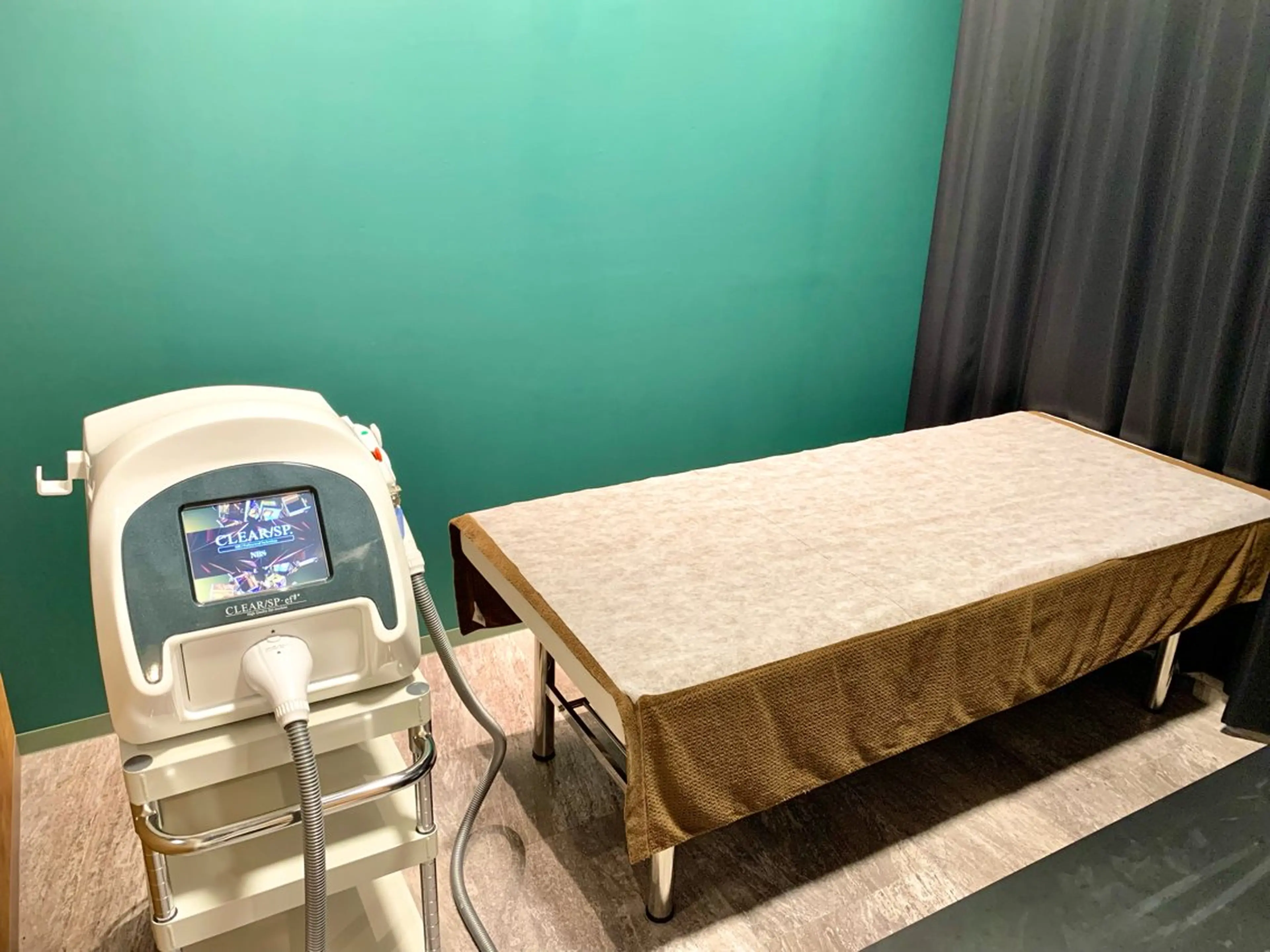 脱毛(髭、わき、胸、腹、背中、ひじ上、ひじ下、ひざ上、ひざ下、)1ヶ所1回 ￥3300の写真