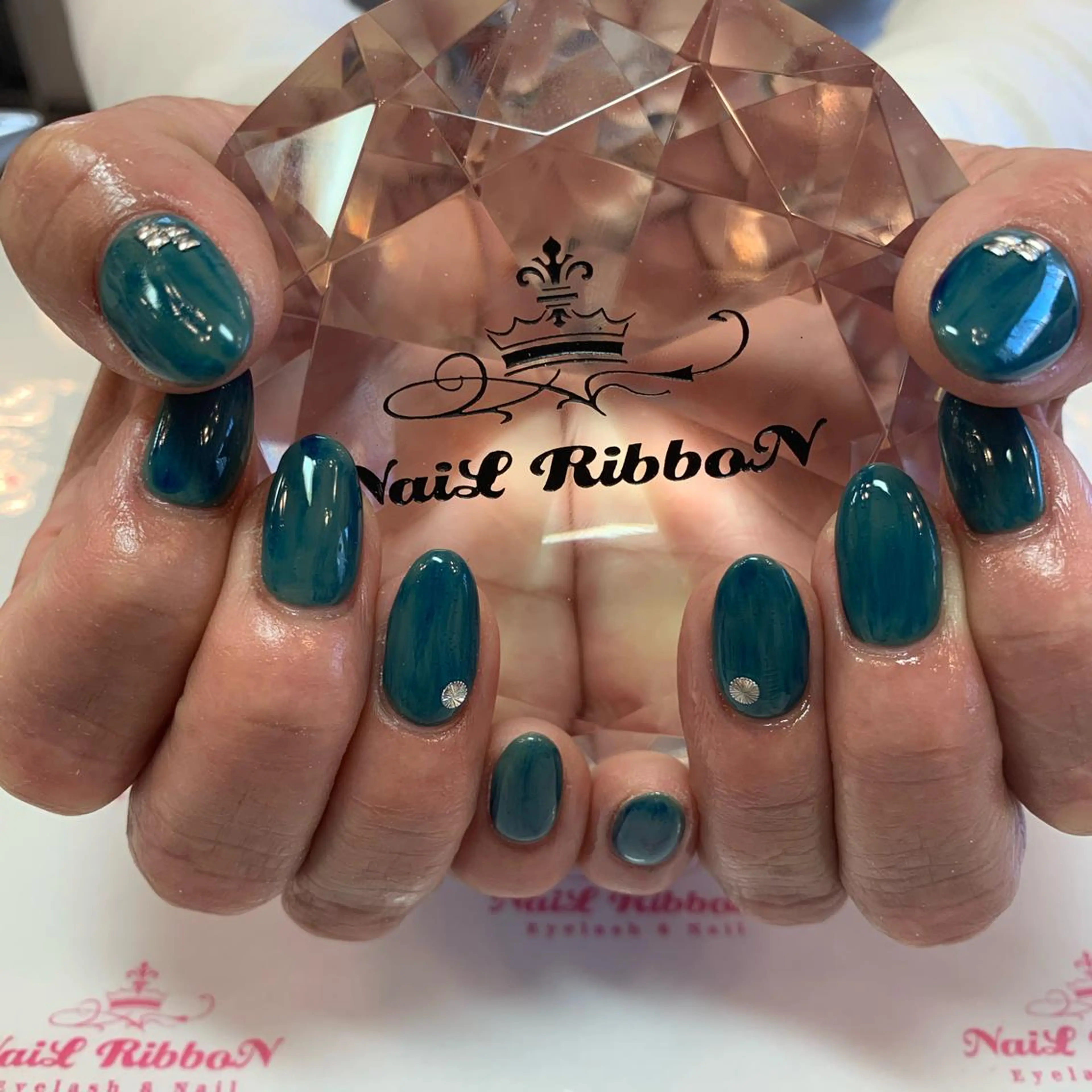 ネイル ネイルリボン 受付スタッフのネイルデザイン