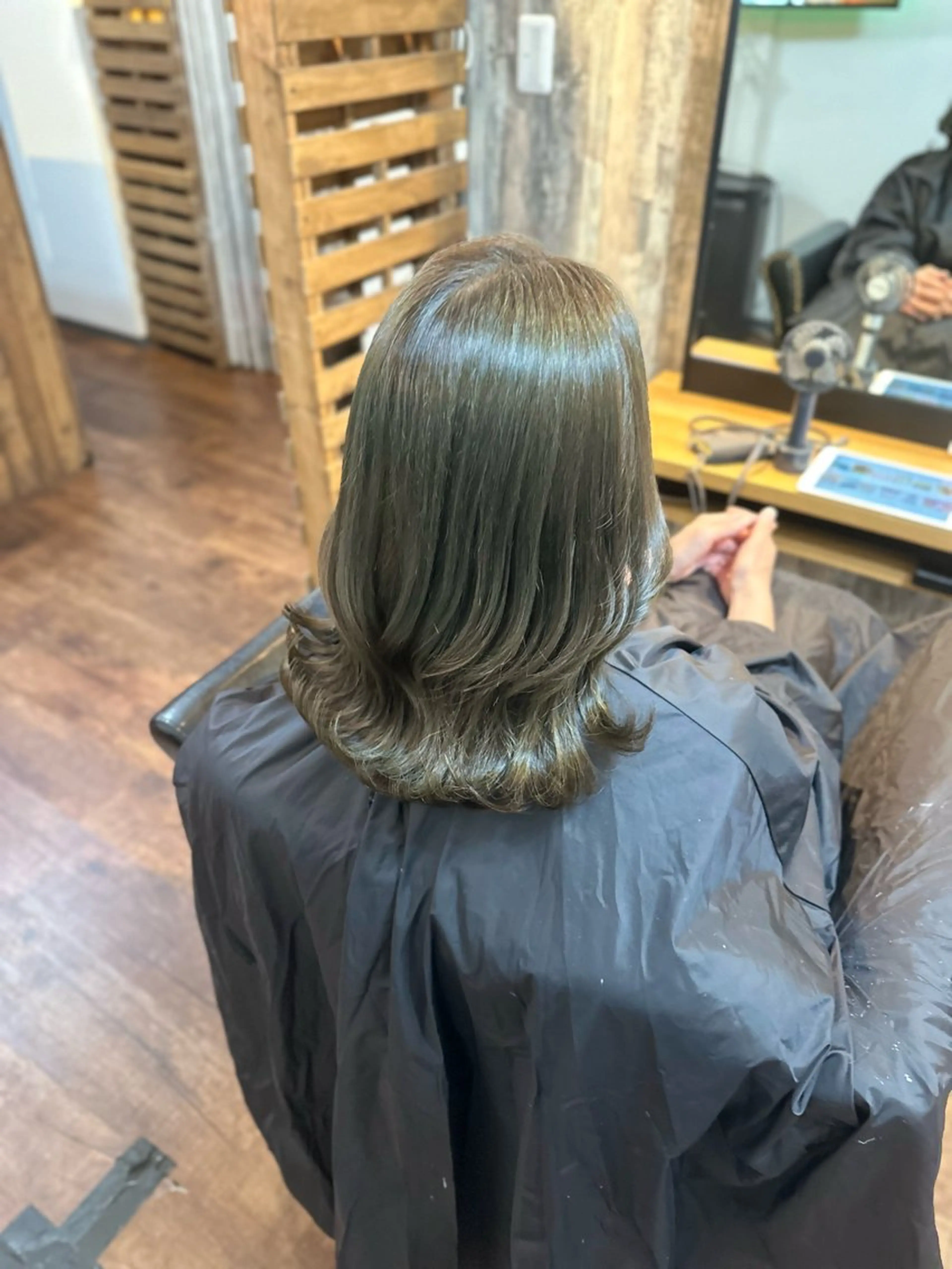 セミロング カラー グレージュ オリーブグレージュ オリーブグレー ヘアカラー Luzir⭐︎ GEN⭐︎のヘアスタイル