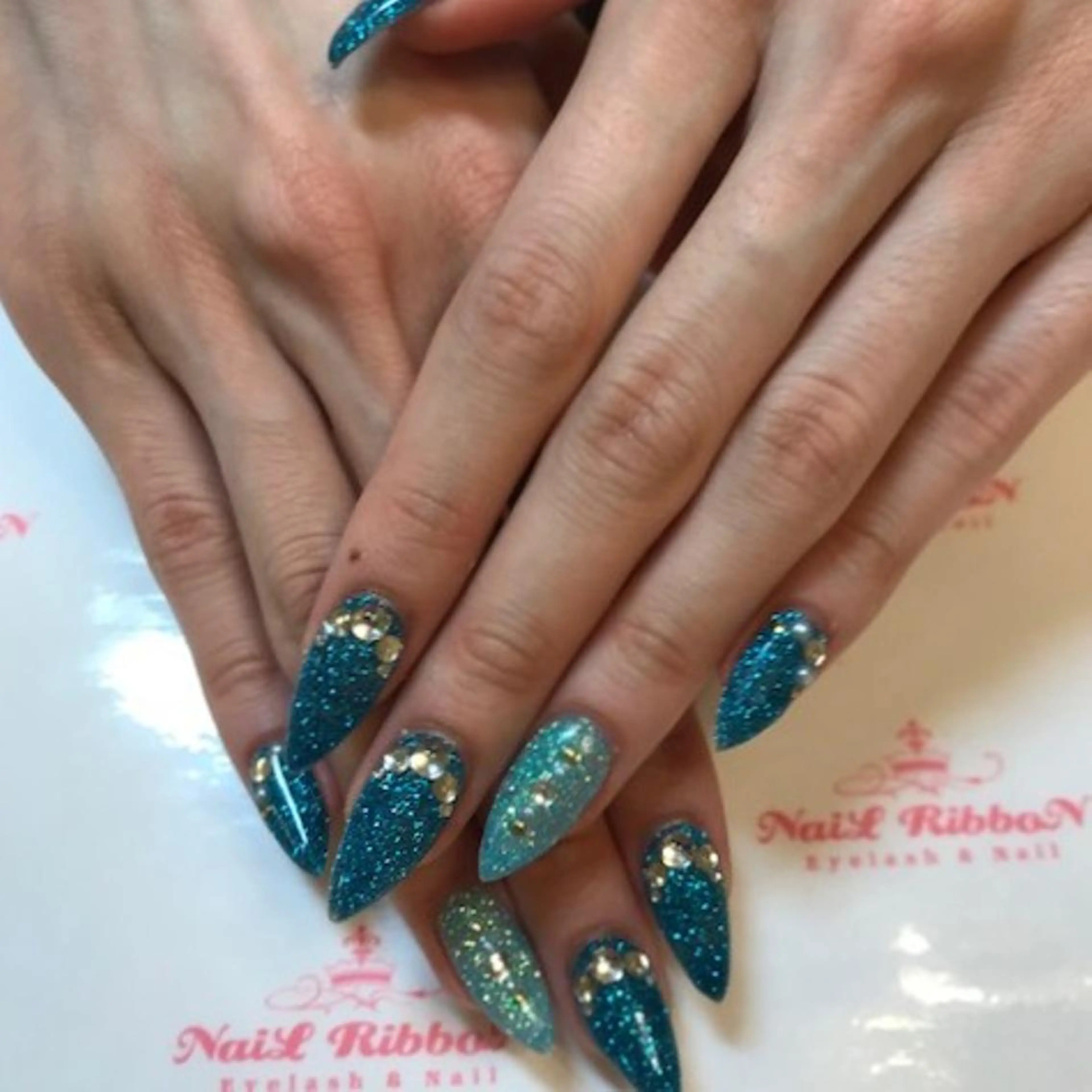 ネイル ネイルリボン 受付スタッフのネイルデザイン