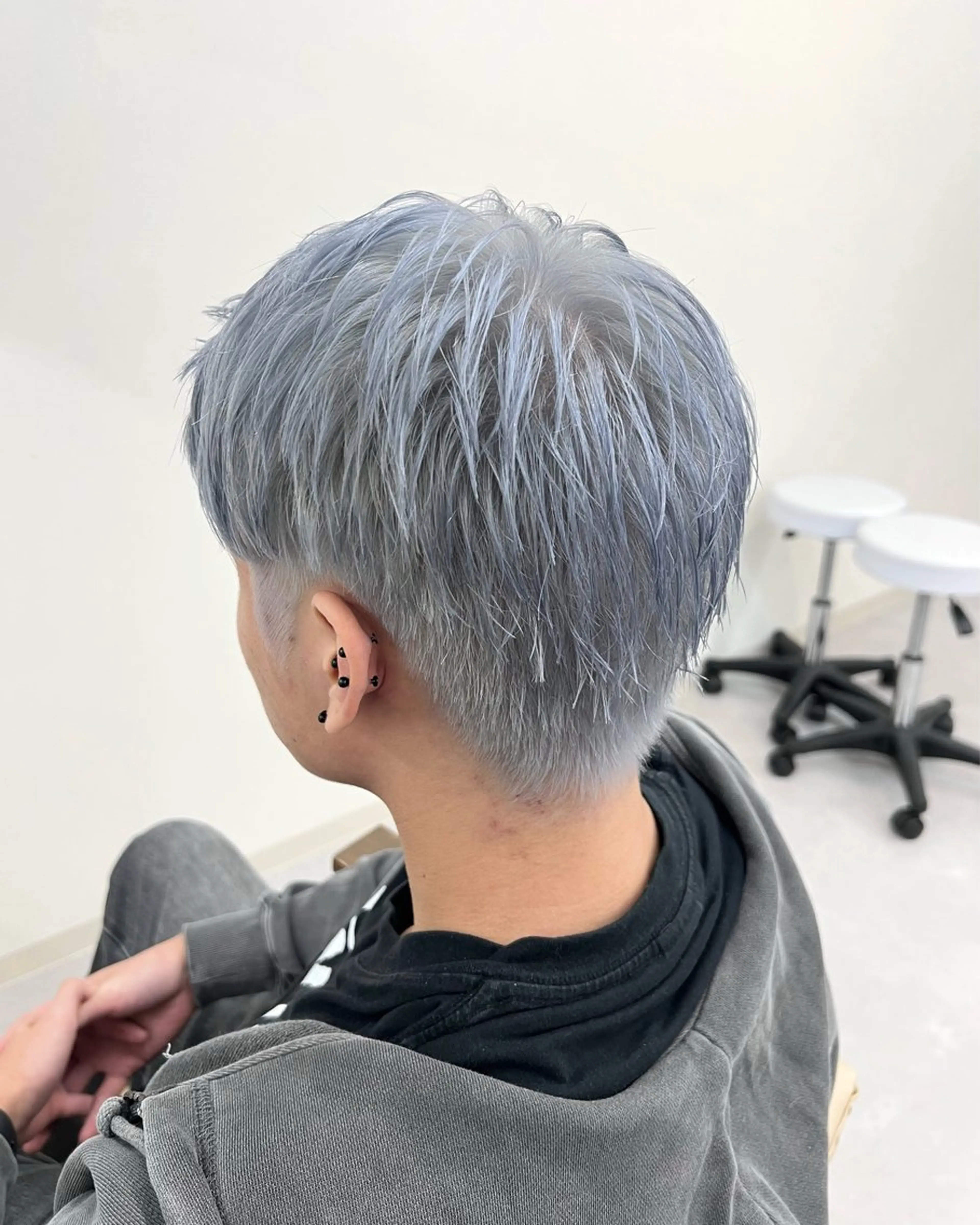 ショート カラー アッシュ ブリーチ シルバー シルバーアッシュ ホワイトシルバー ヘアカラー ブリーチカラー🦋‪ 田中さくらのヘアスタイル