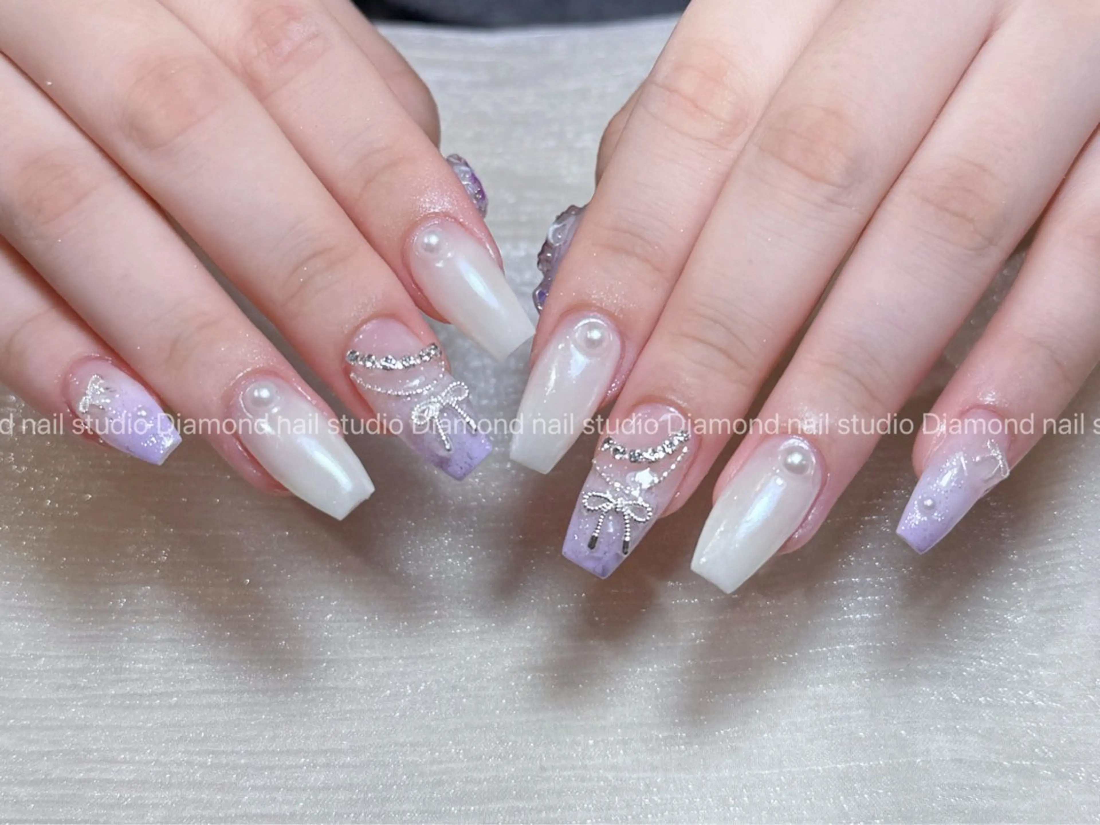 ネイル アートネイル オーロラネイル フラッシュネイル ガーリー キラキラネイル ハンドネイル Una NAILMANAMIのネイルデザイン