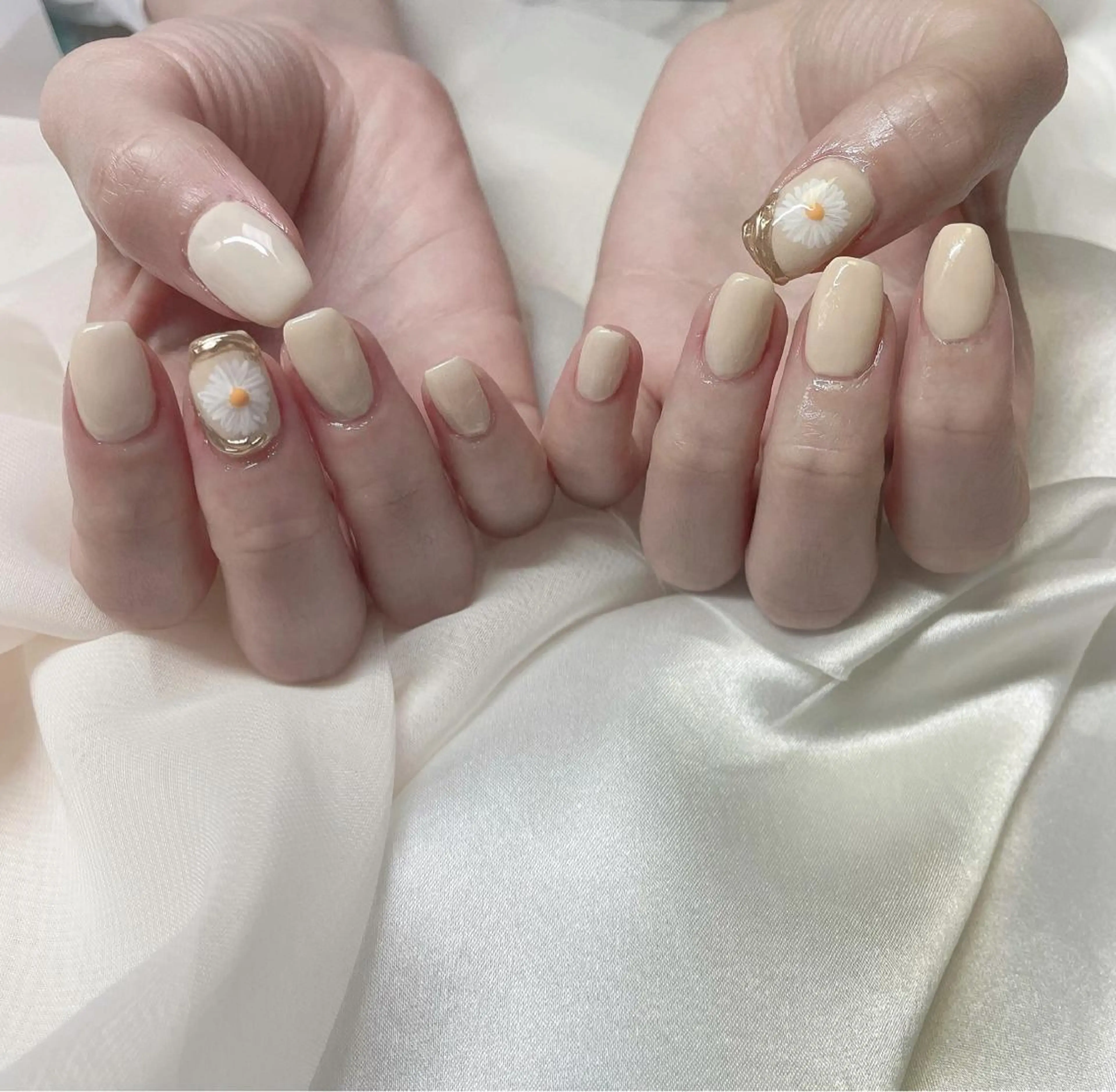 カラー ネイル イエローカラー アートネイル フラワーネイル ミラーネイル 黄色 𓂃🦢Aurora Swan🌙𓂃のネイルデザイン