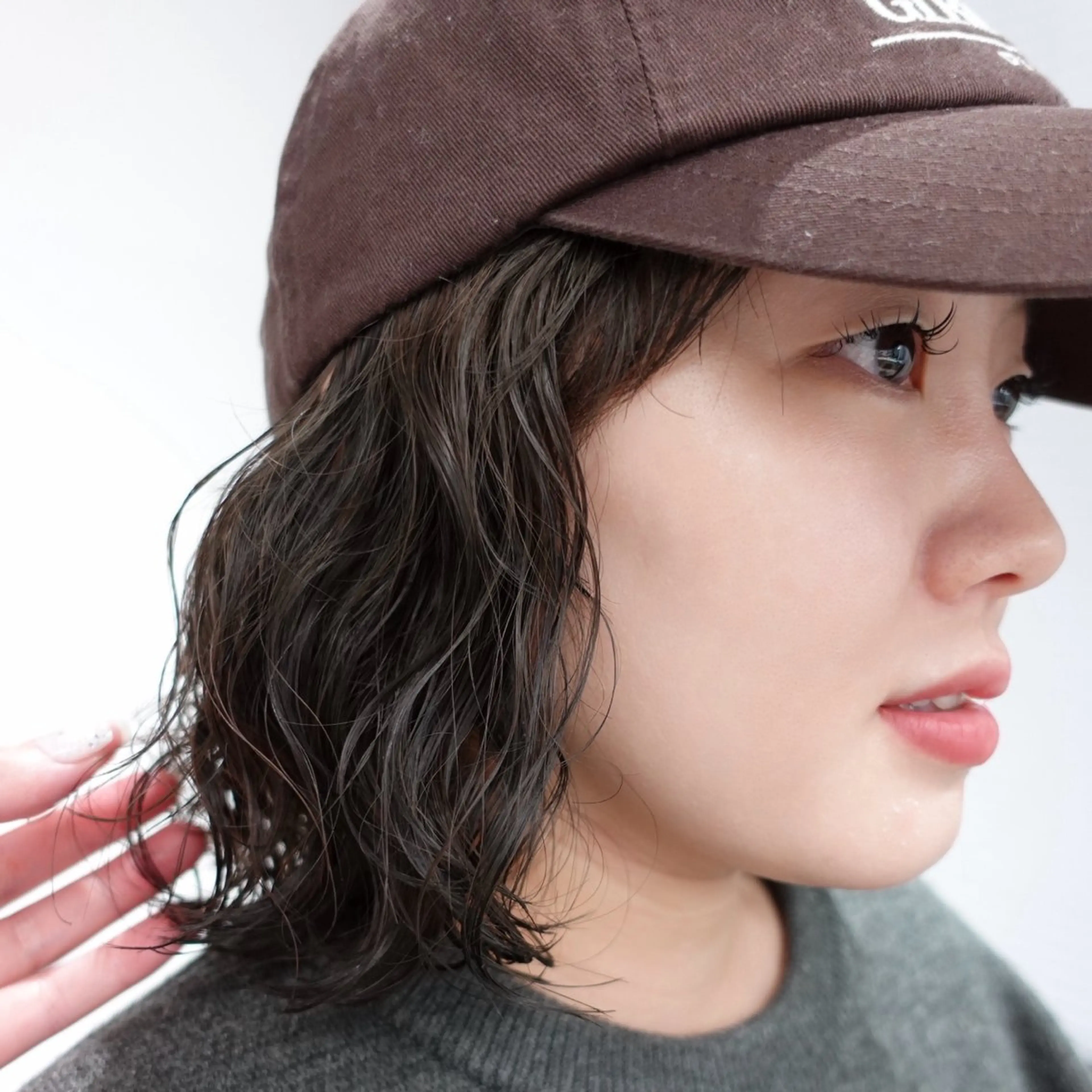 ミディアム カラー パーマ ヘアアレンジ ミディアムパーマ ブラウンカラー オリーブブラウン ヘアカラー 🌐サトウ リョウ🌐のヘアスタイル