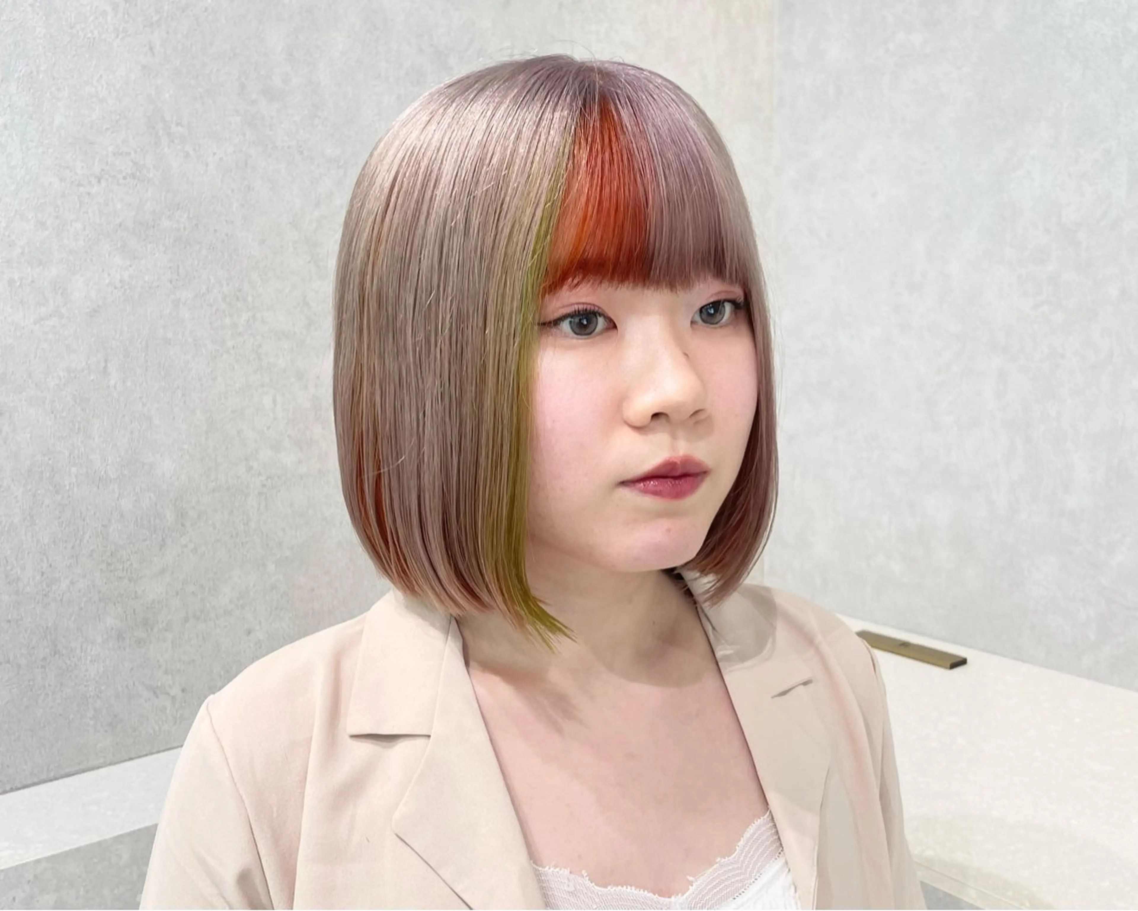 ミディアム カラー ベージュカラー デザインカラー ホワイトベージュ カット ヘアカラー トリートメント 《ブリーチ/赤み消し /髪質改善》若松良樹のヘアスタイル