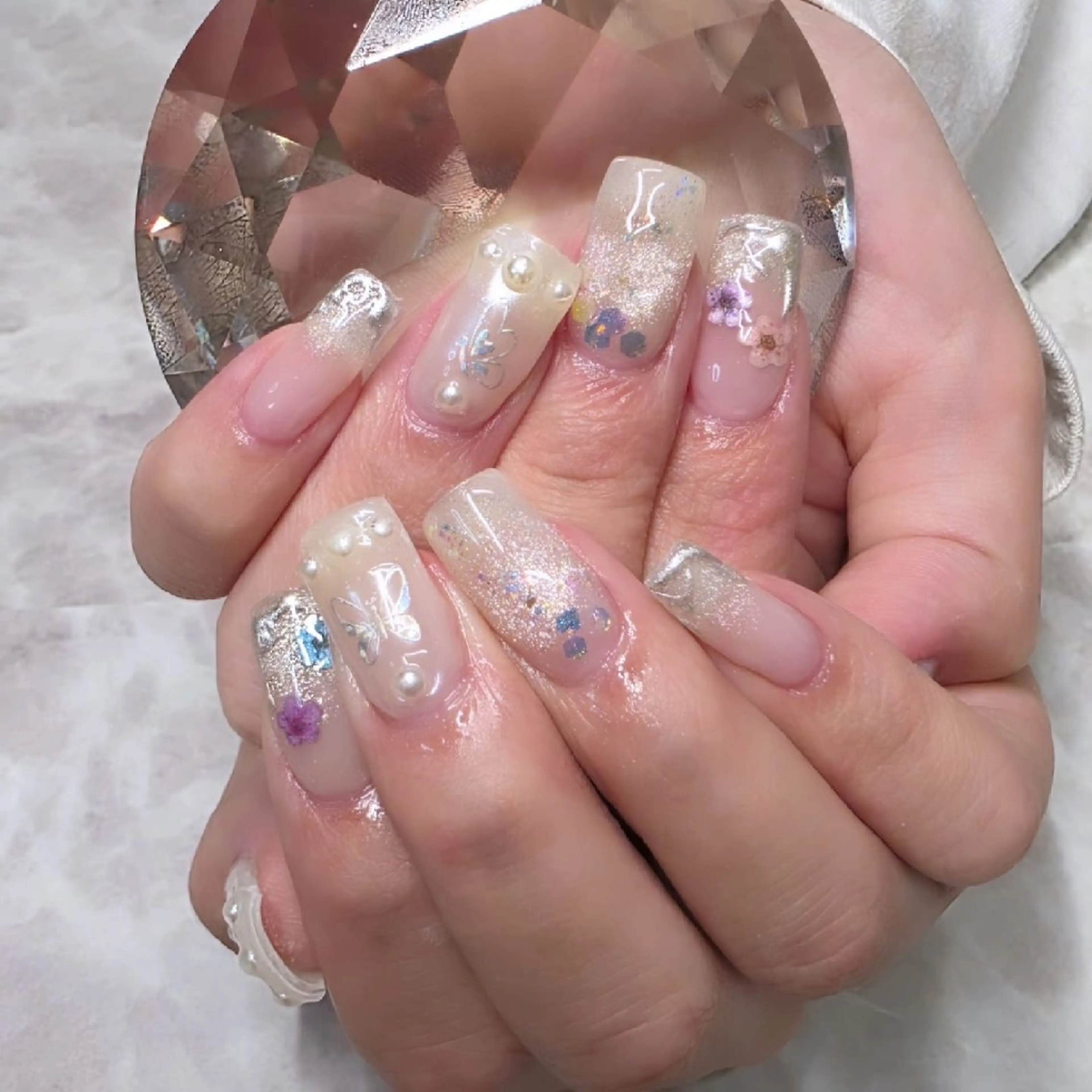 ネイル ホワイト nailsalon glow sayaのネイルデザイン