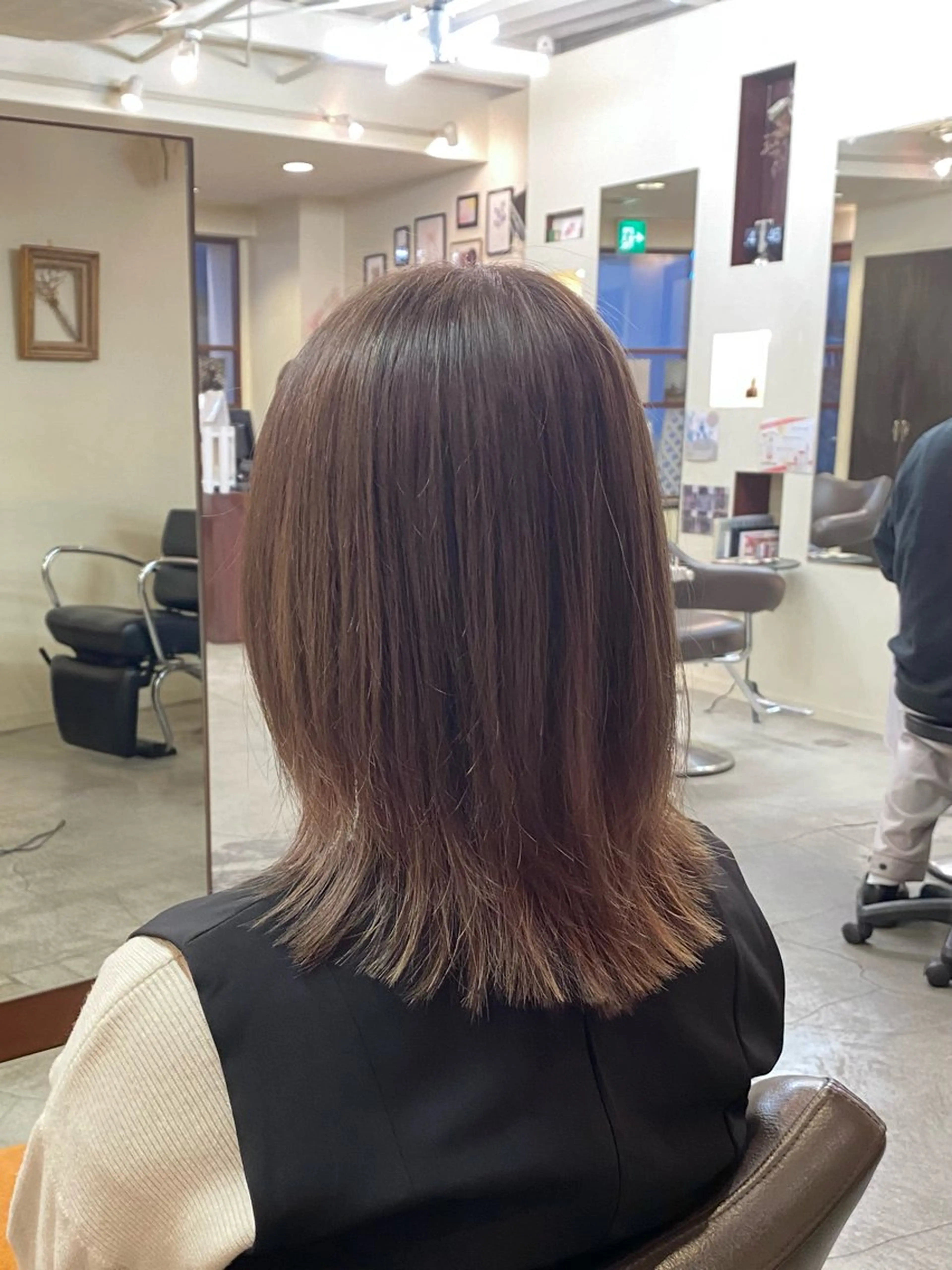 ミディアム カラー ベージュカラー ブリーチ ミルクティーベージュ くびれヘア くびれレイヤー ウチダ ユウヤのヘアスタイル