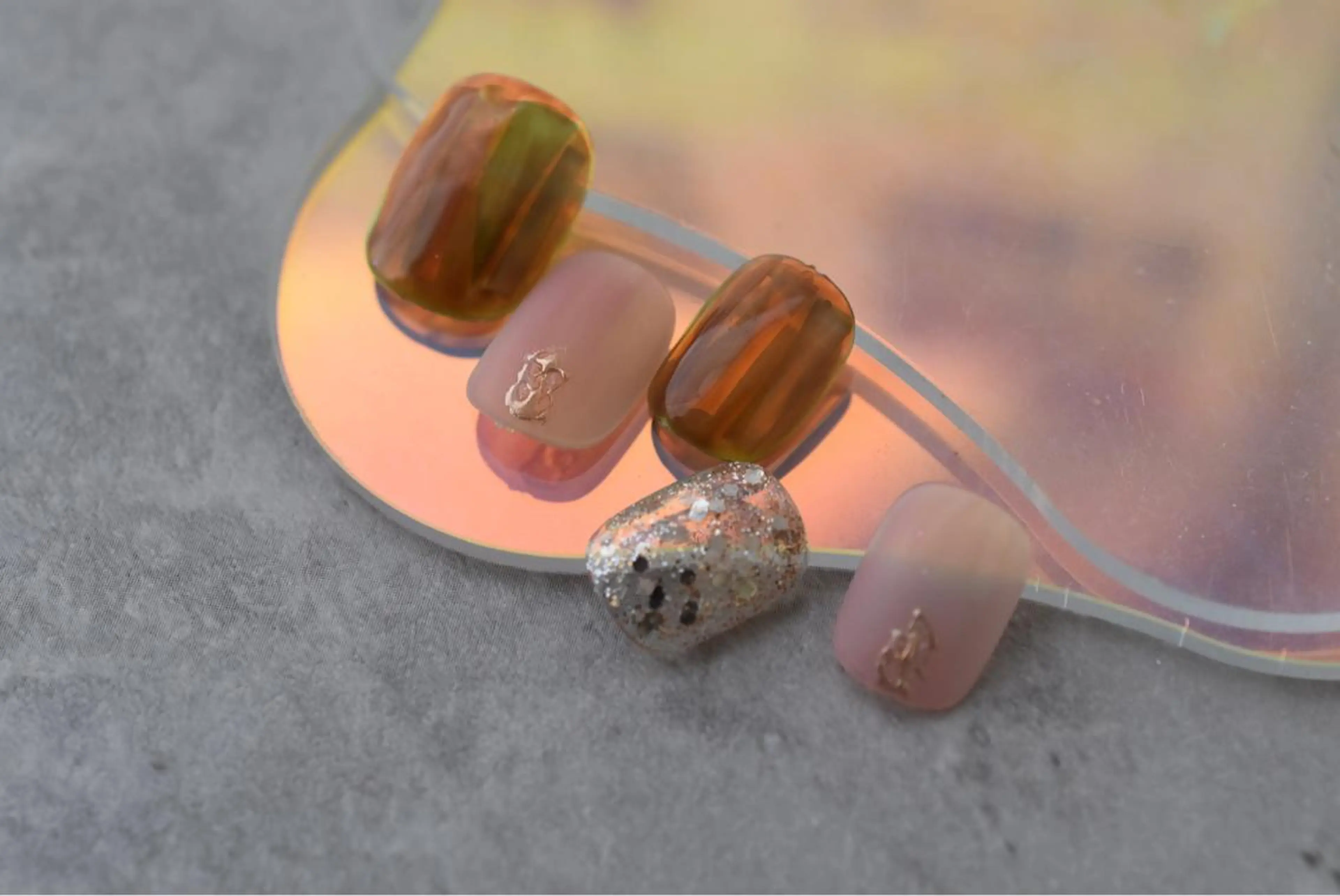 ショート カラー ヘアアレンジ ネイル Aayley アイリ―サロンのネイルデザイン