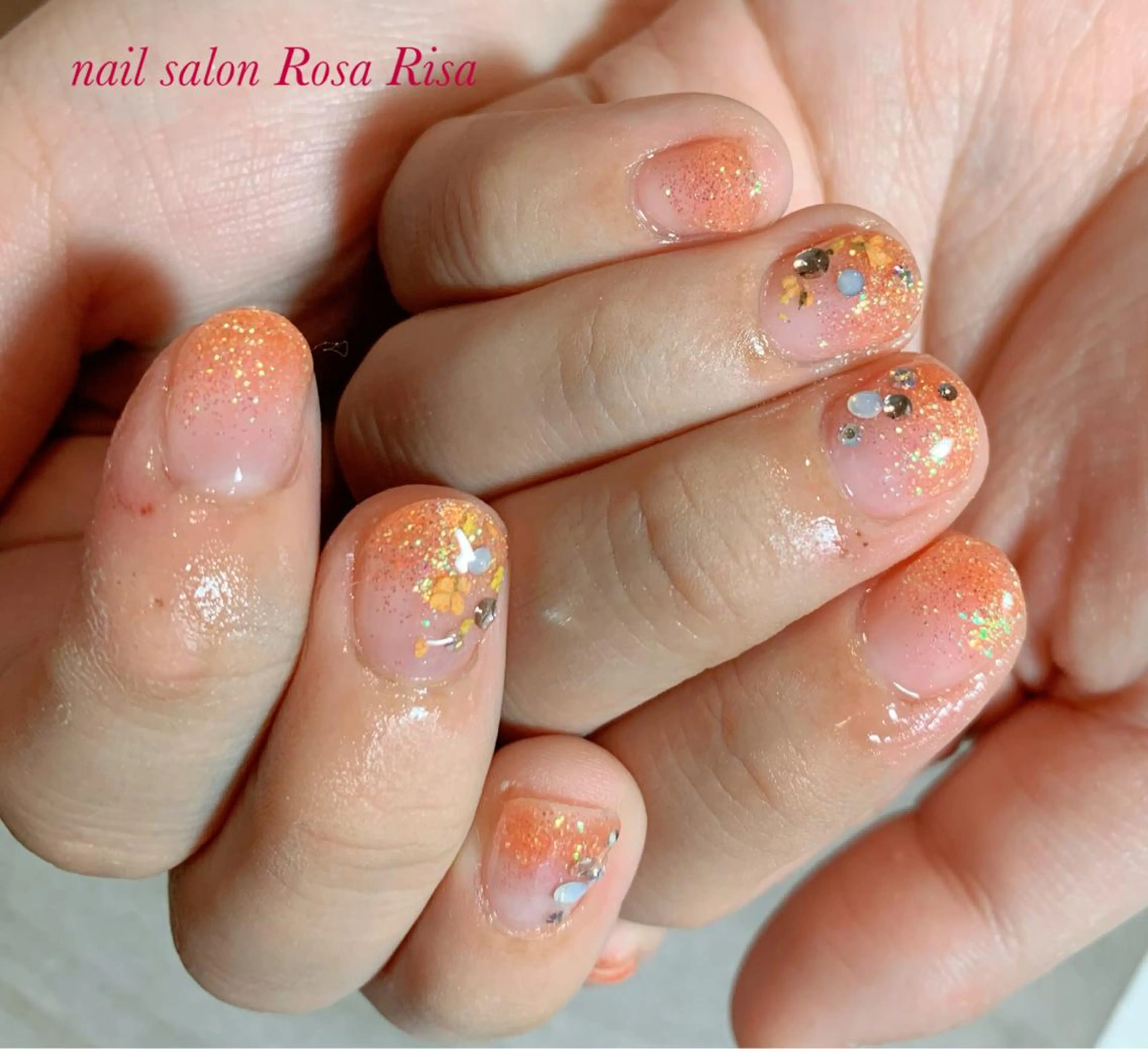ショート ネイル ラメ(グリッター) オレンジ ネイルスタジオ シェイクユアハンズのネイルデザイン