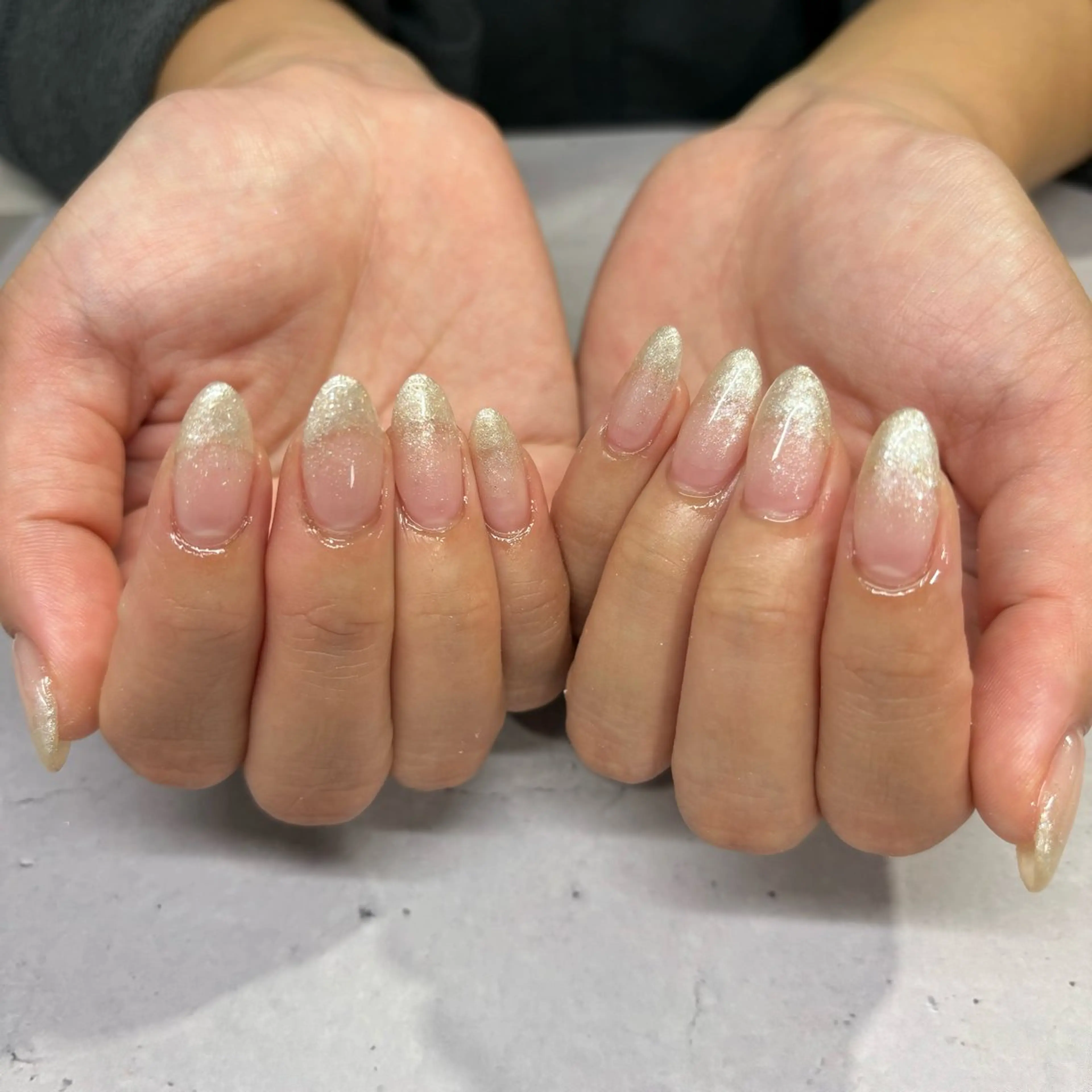 ネイル ラメ(グリッター) ラメグラデーション ホワイト ハンドネイル 荒巻 めいのネイルデザイン