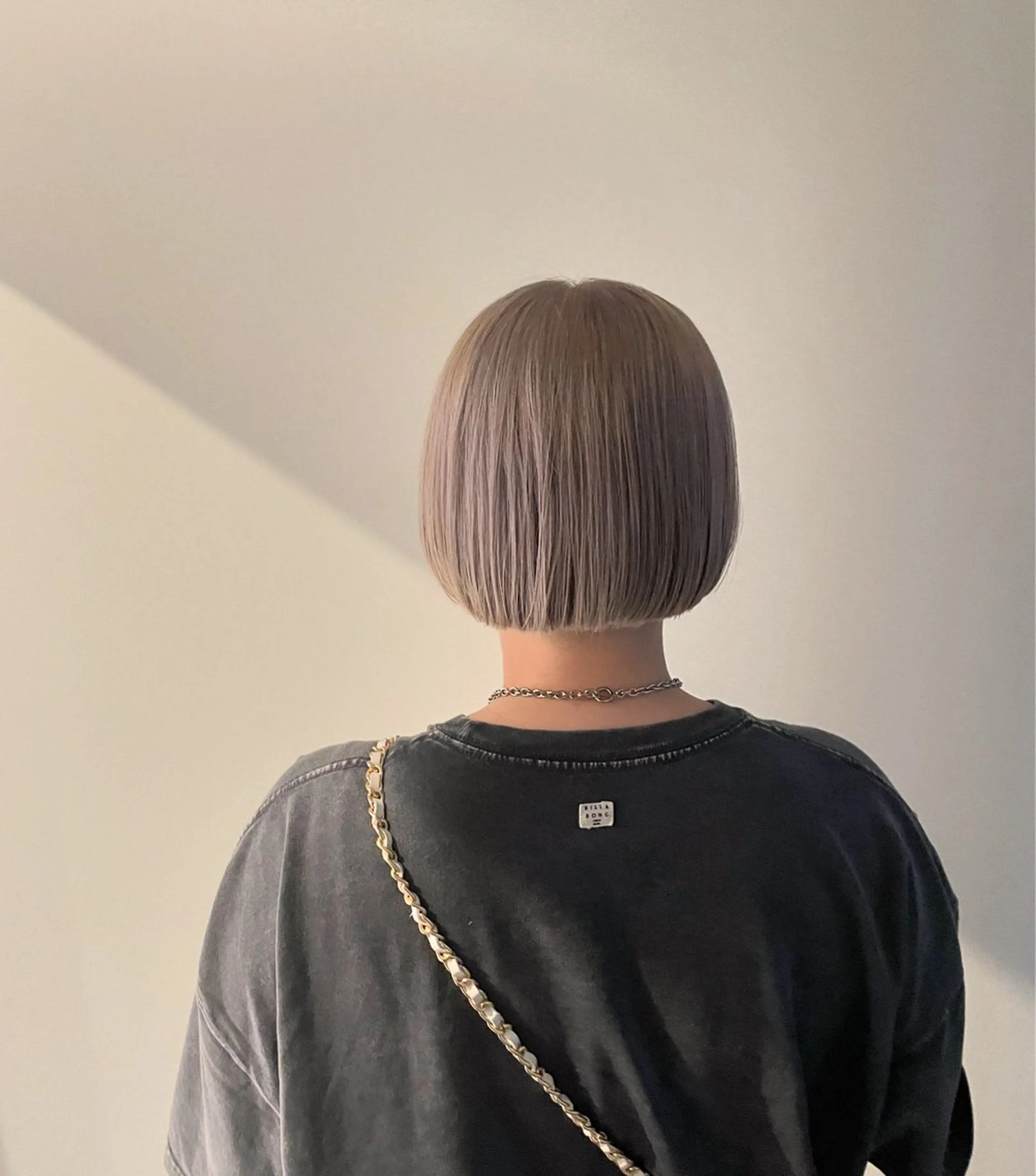 ショート カラー ベージュカラー ブリーチ ダブルカラー ミルクティーベージュ ニュアンスカラー🫧 加納のヘアスタイル