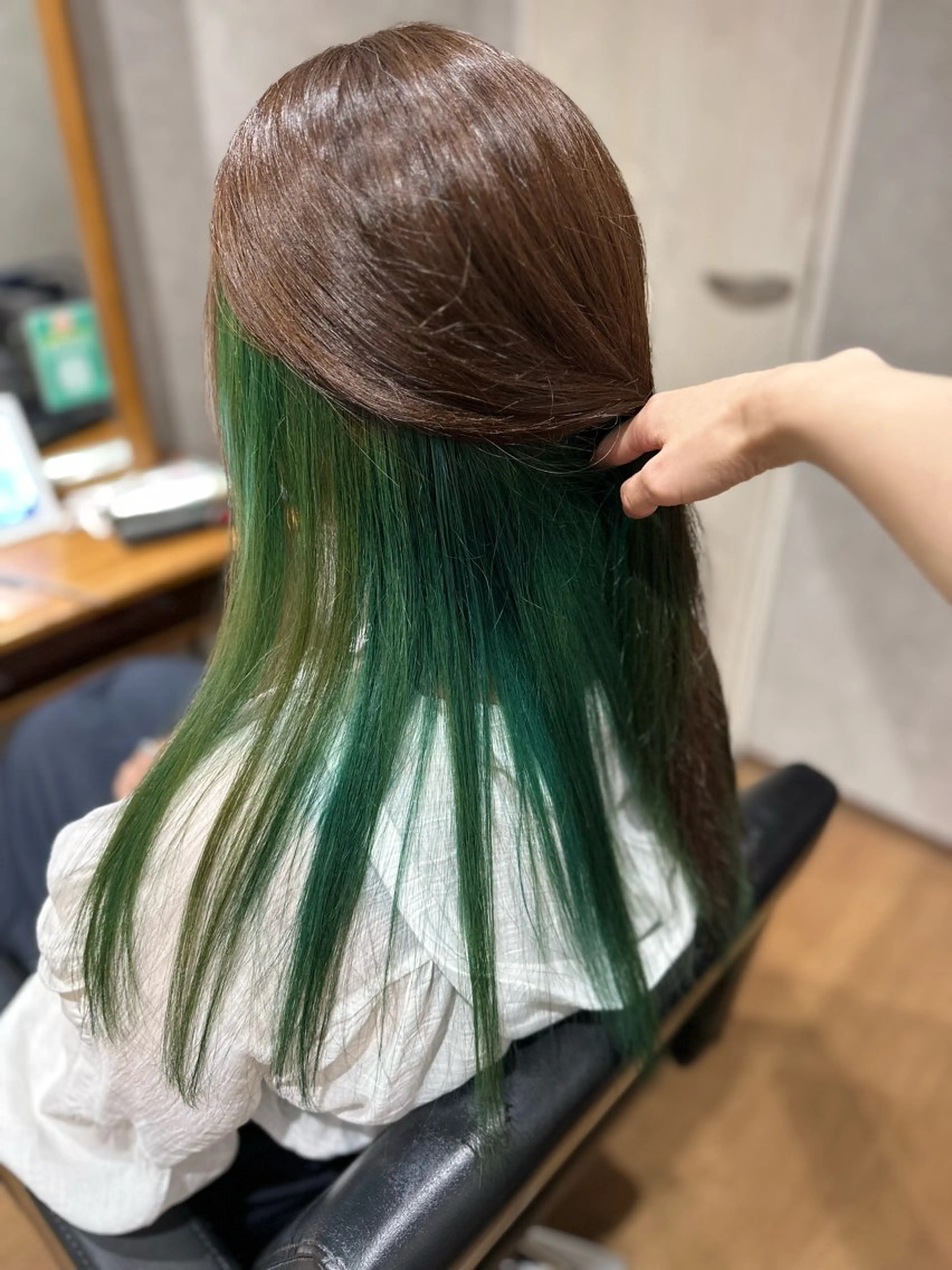 セミロング ヘアカラー ✂️秋葉原 🤍YURI🤍のヘアスタイル
