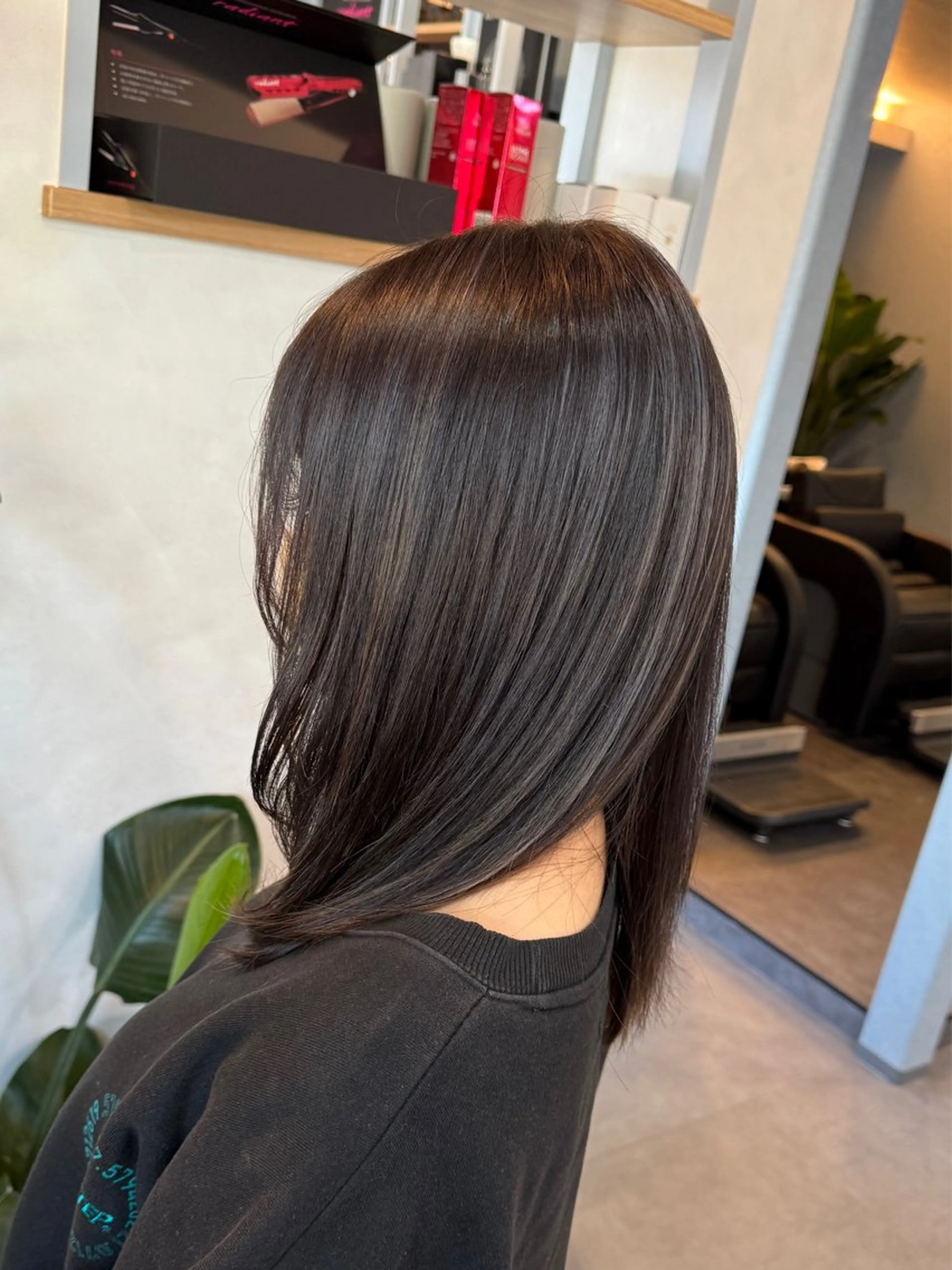 セミロング ハイライト 髪質改善 縮毛矯正 ヘアカラー 髪のお悩みお任せ ください坂 要司のヘアスタイル