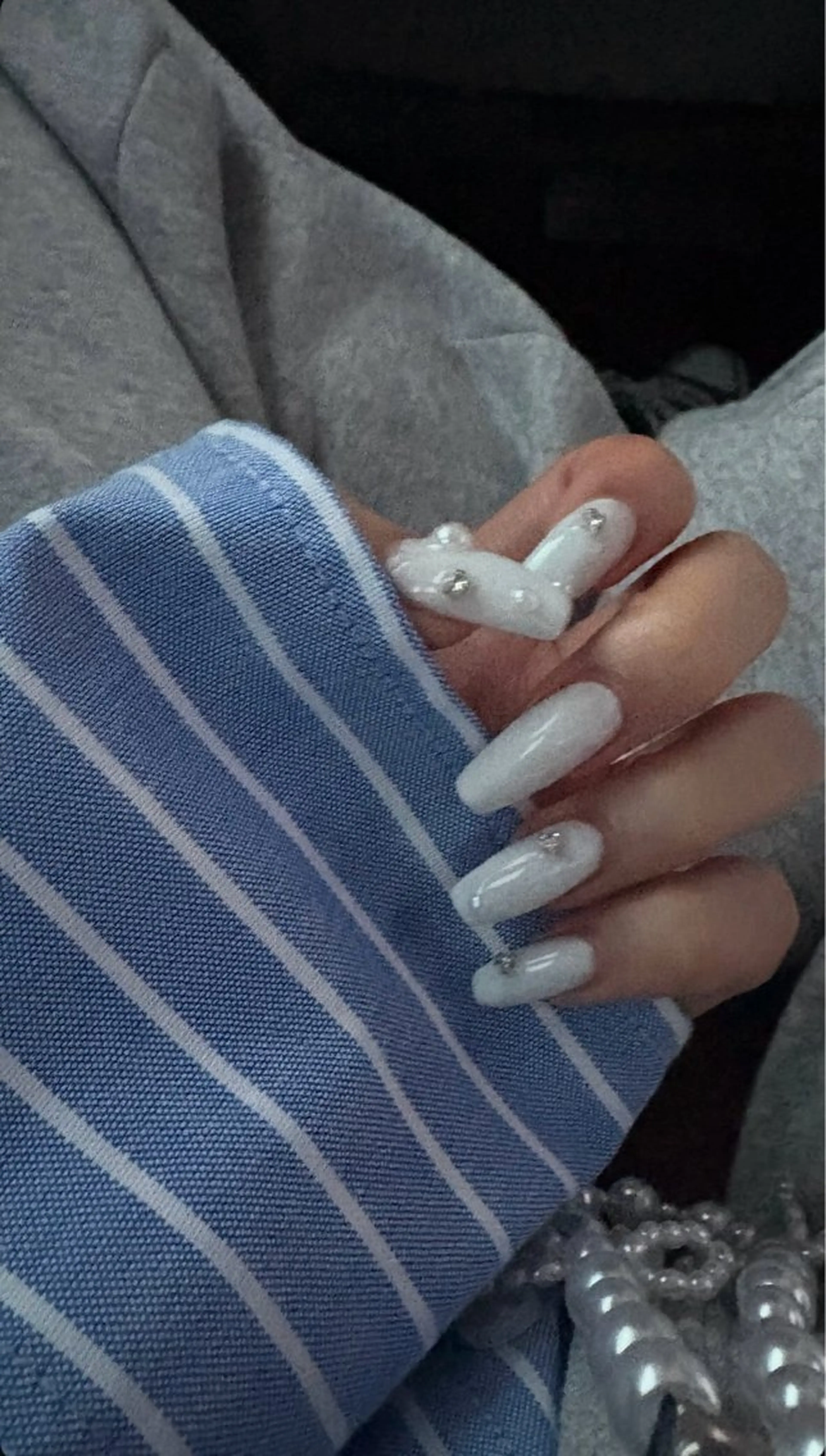 ネイル ストーンネイル ホワイト Rioka 栄 | 矢場町のネイルデザイン