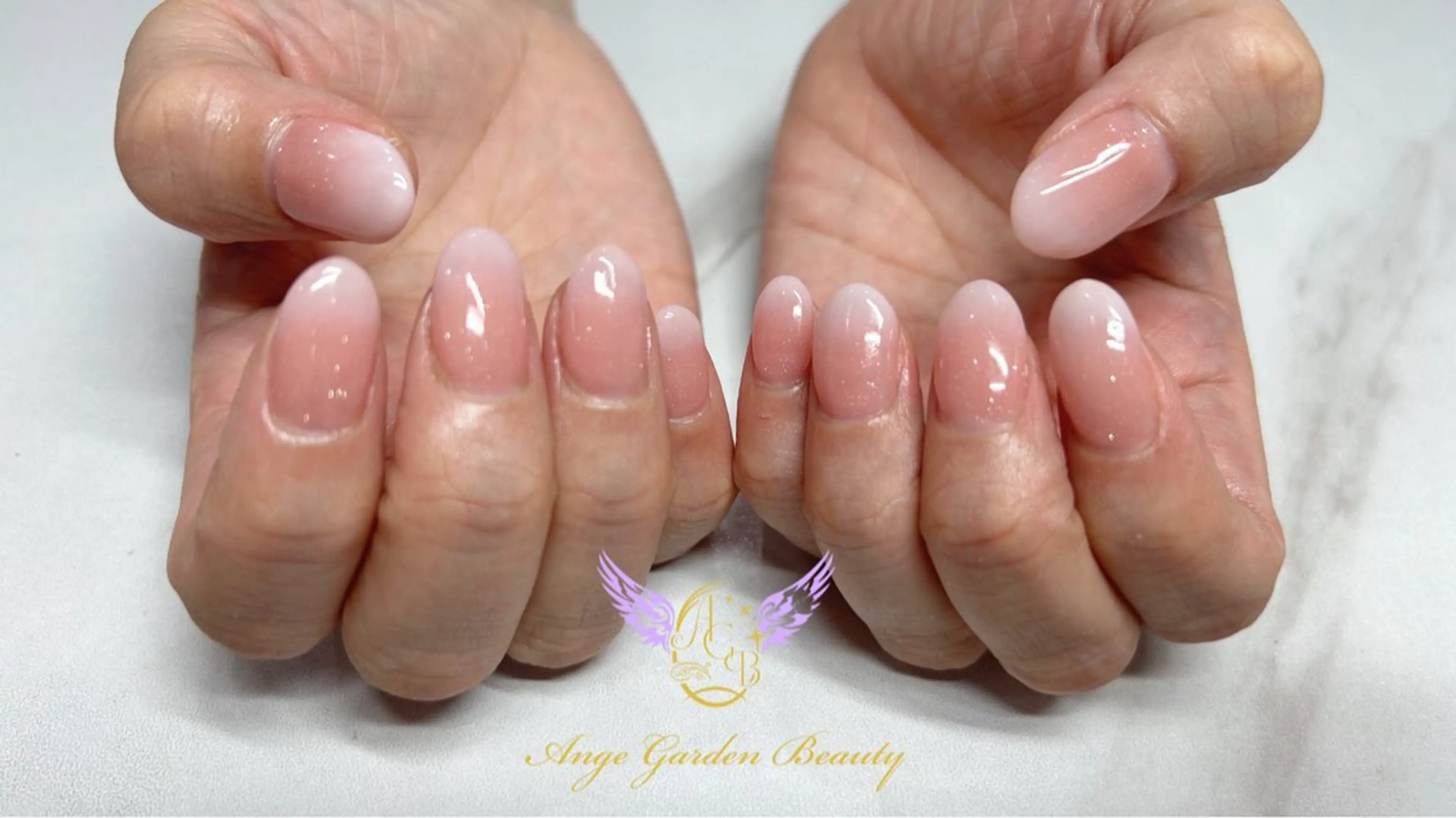 ネイル グラデーション ホワイト ハンドネイル AngeGarden Beautymihoのネイルデザイン