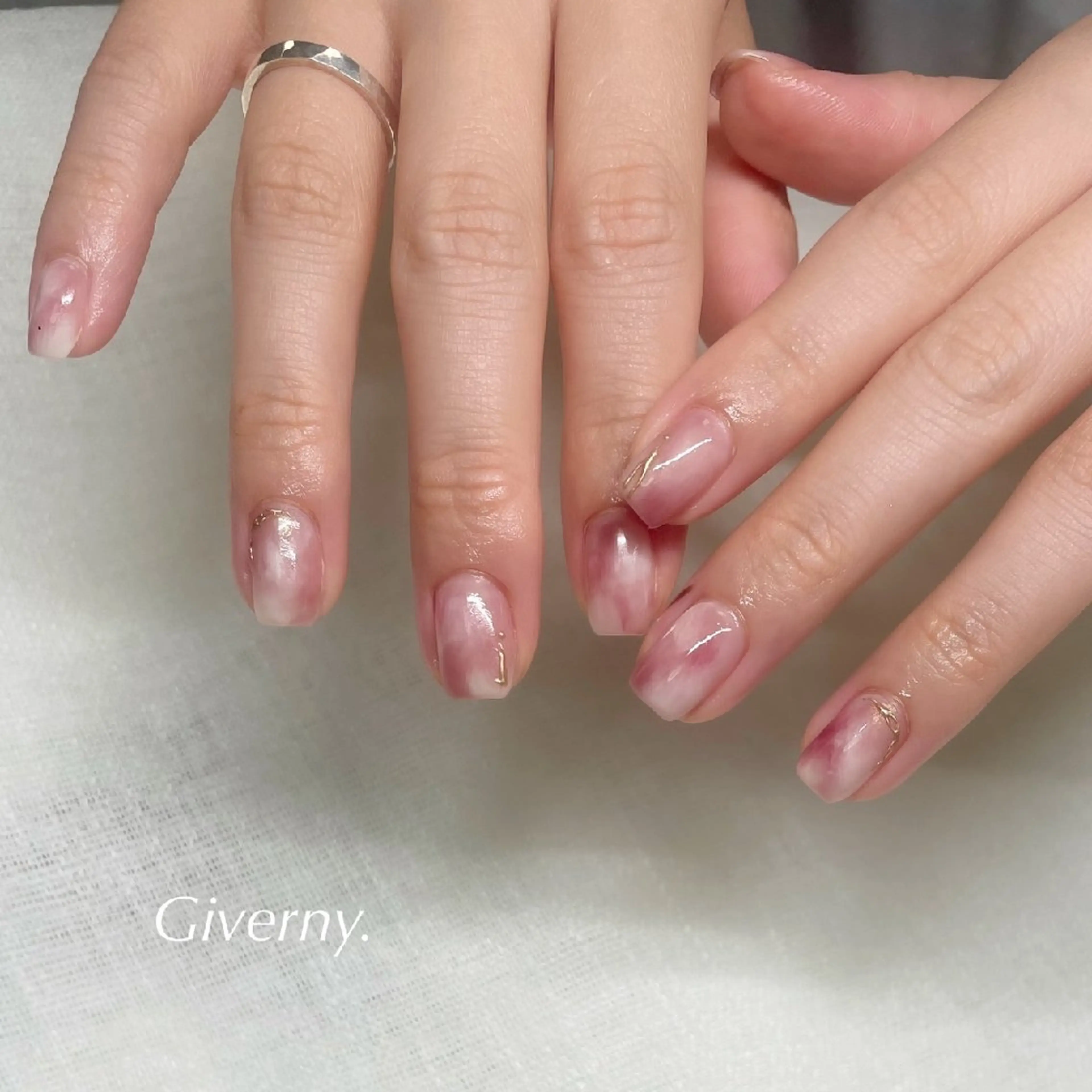 ネイル ニュアンスネイル オフィスネイル ハンドネイル Giverny .のネイルデザイン