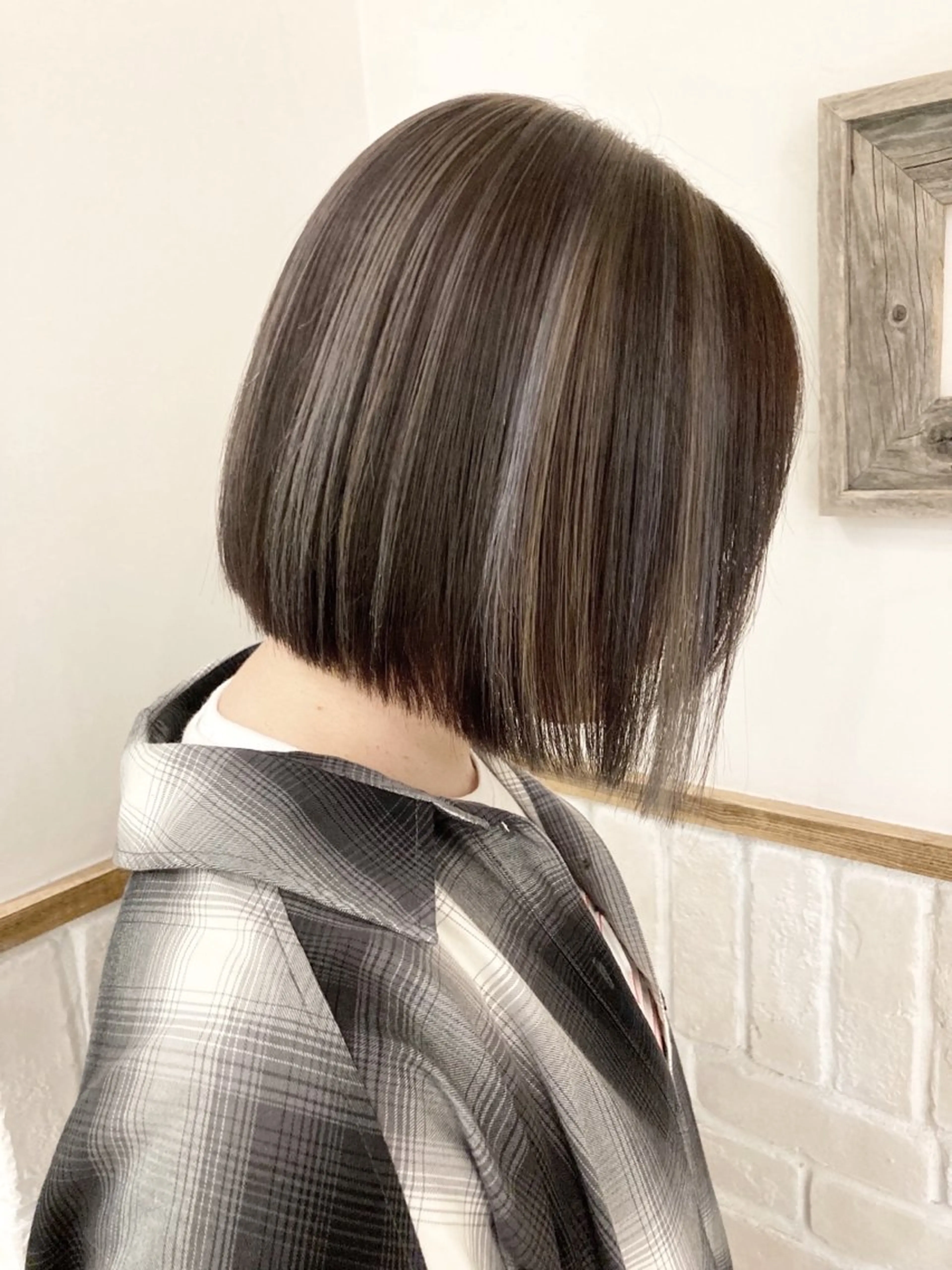 ミディアム あやかショート 白髪ぼかしのヘアスタイル