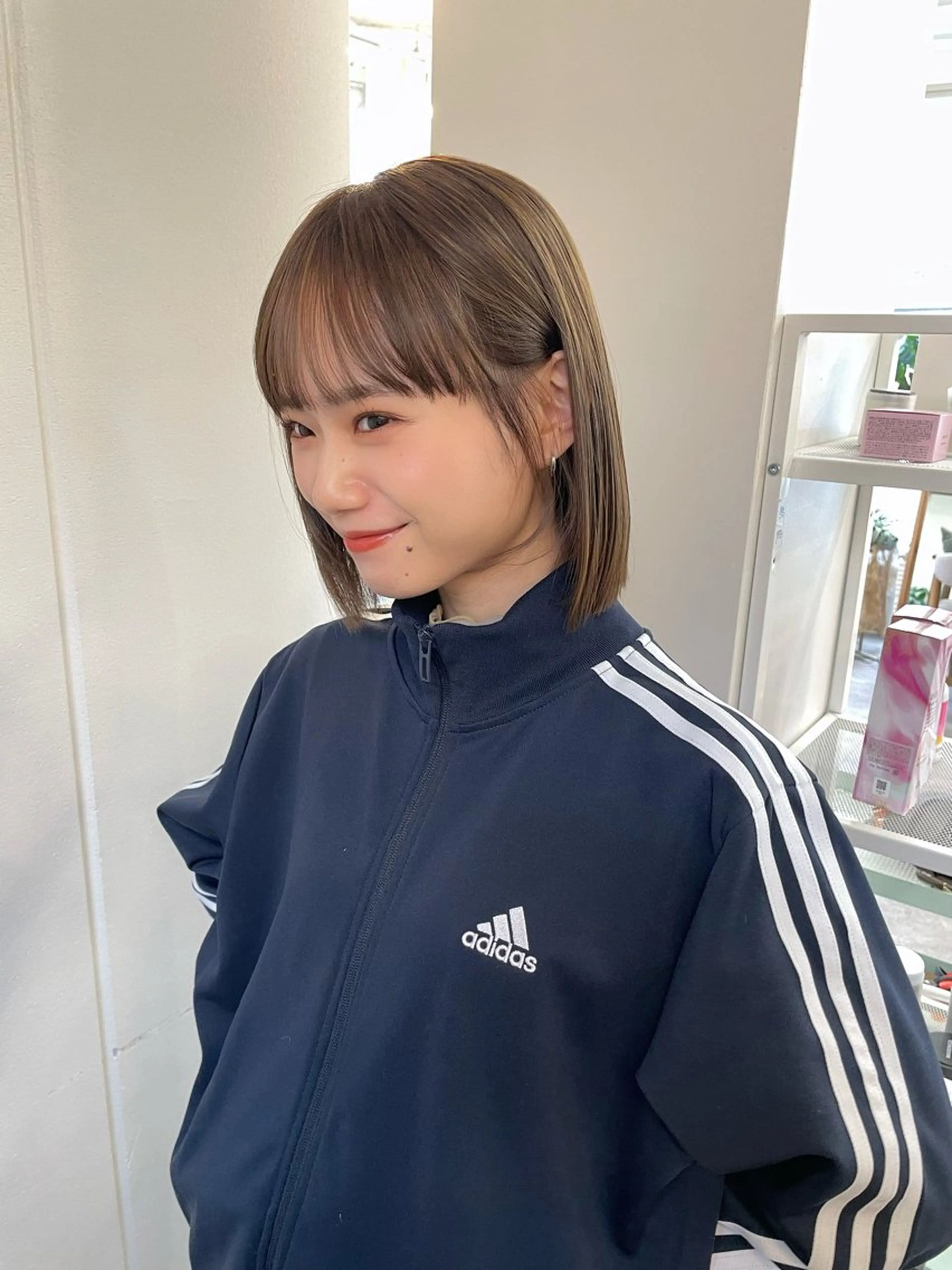 ミディアム ヘアカラー 顔まわりレイヤー 透明感カラー🩵🩵のヘアスタイル