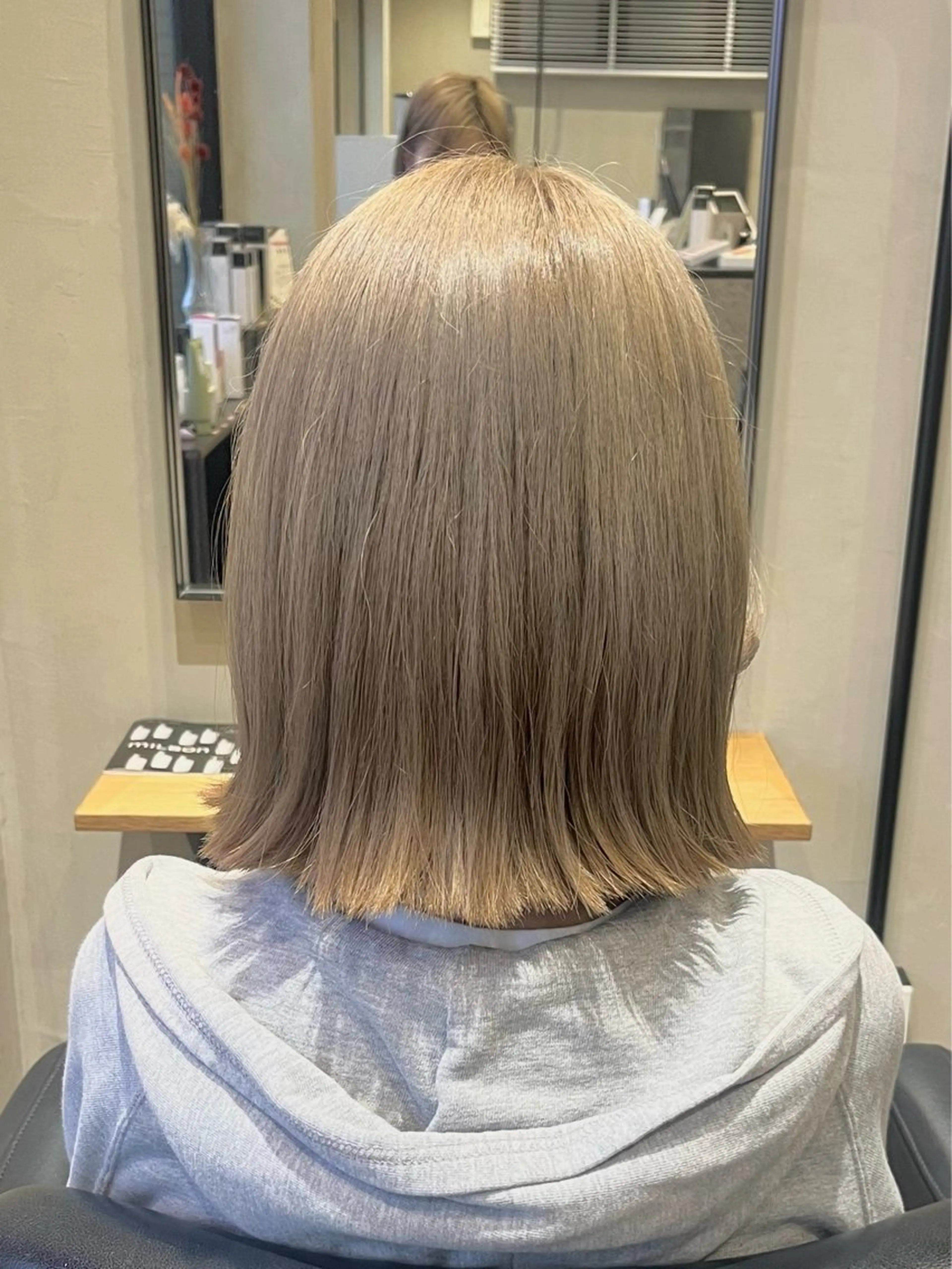 ミディアム カラー ヘアアレンジ ベージュカラー ブリーチ ミルクティーベージュ みわ/博多 ブリーチ/メンズヘアのヘアスタイル