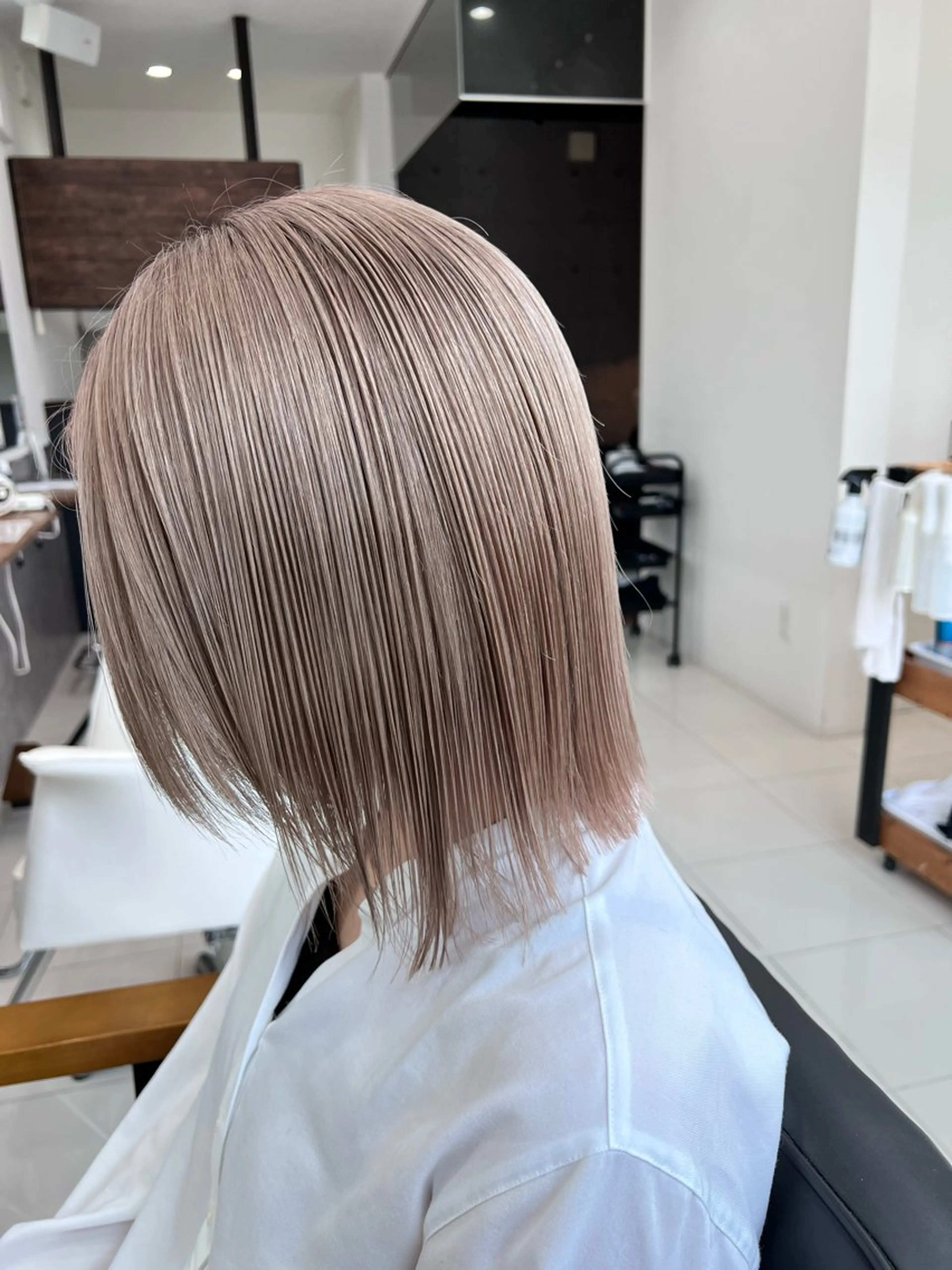 ミディアム カラー ベージュカラー ミルクティーベージュ ヘアカラー トリートメント VIRAL ヴァイラルのヘアスタイル