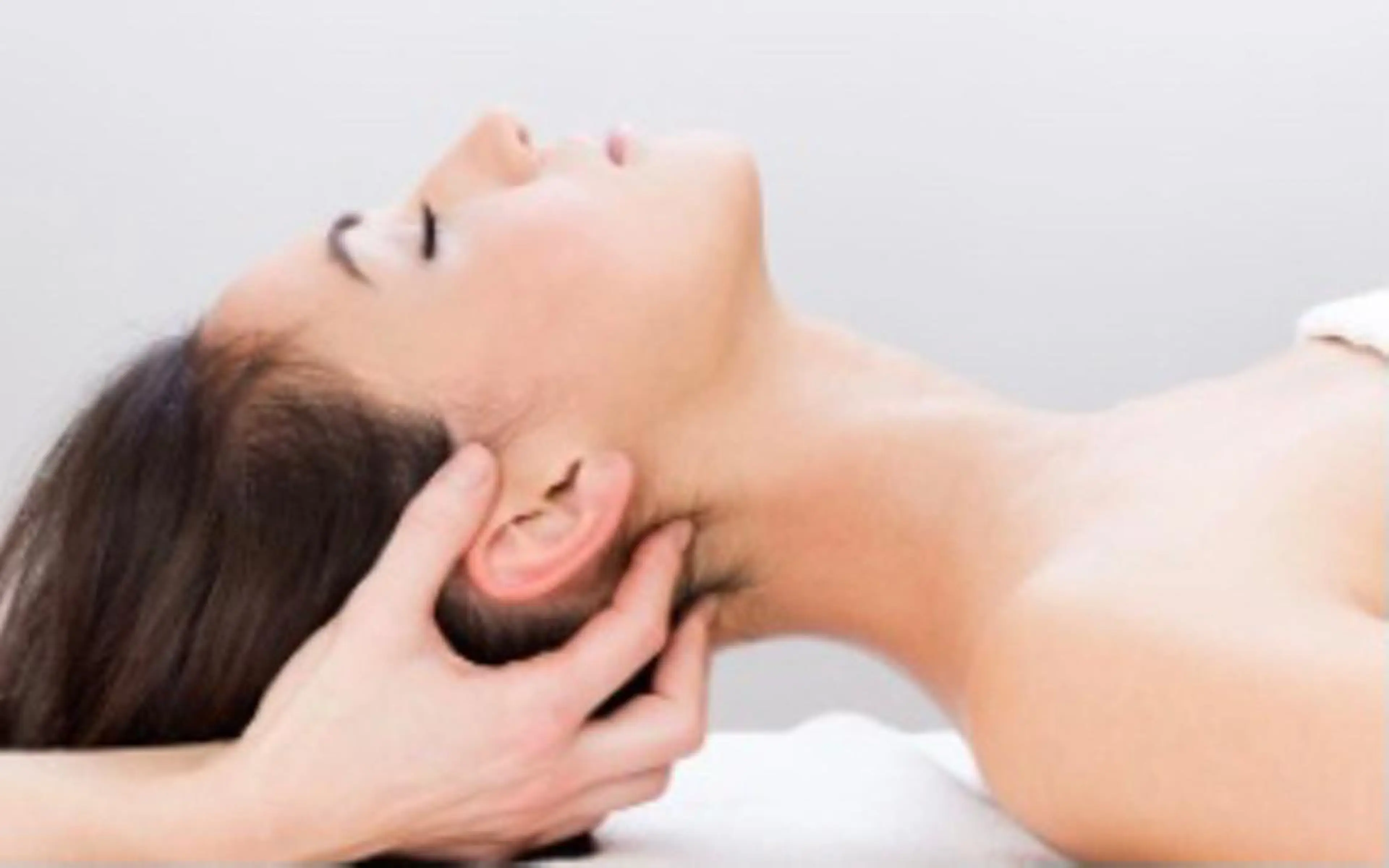 【ドライヘッドスパ】マッサージ(炭酸フォーム付き)20分+頭筋EMS 10分+デコルテマッサージ10分<40分>の写真