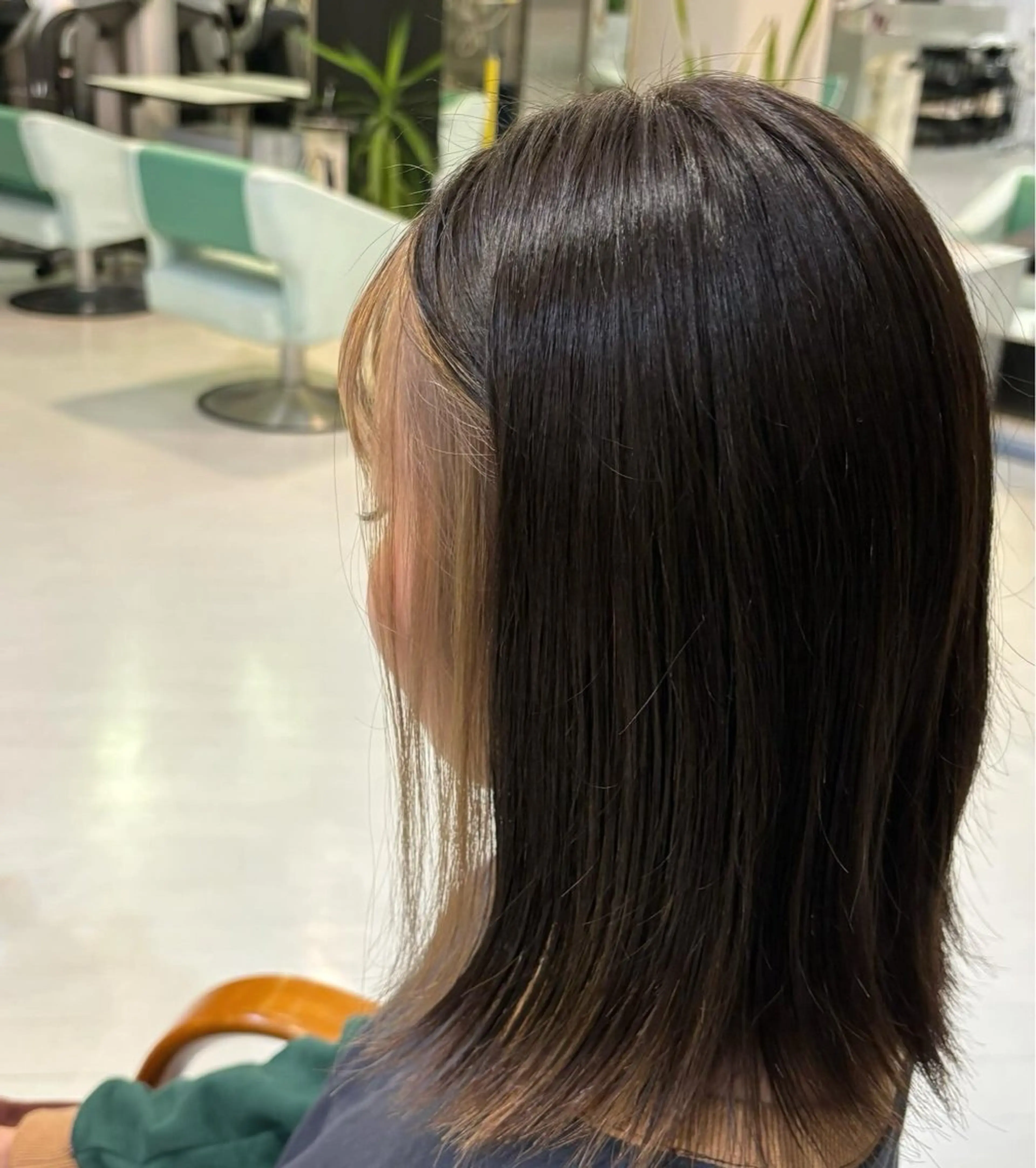 ミディアム カラー 東 美咲のヘアスタイル