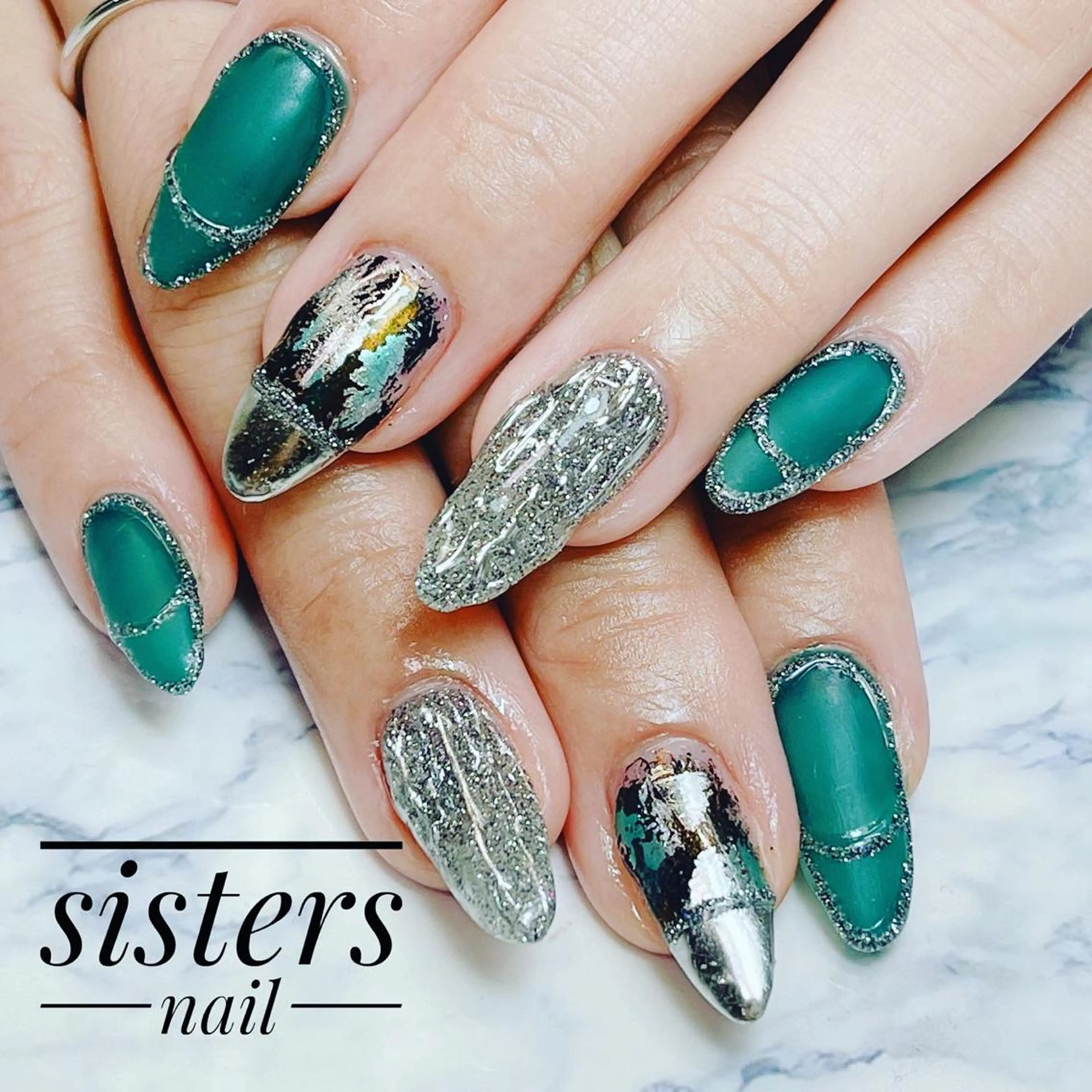 ネイル アートネイル フラッシュネイル フレンチネイル グリーン キラキラネイル sisters nail.fのネイルデザイン
