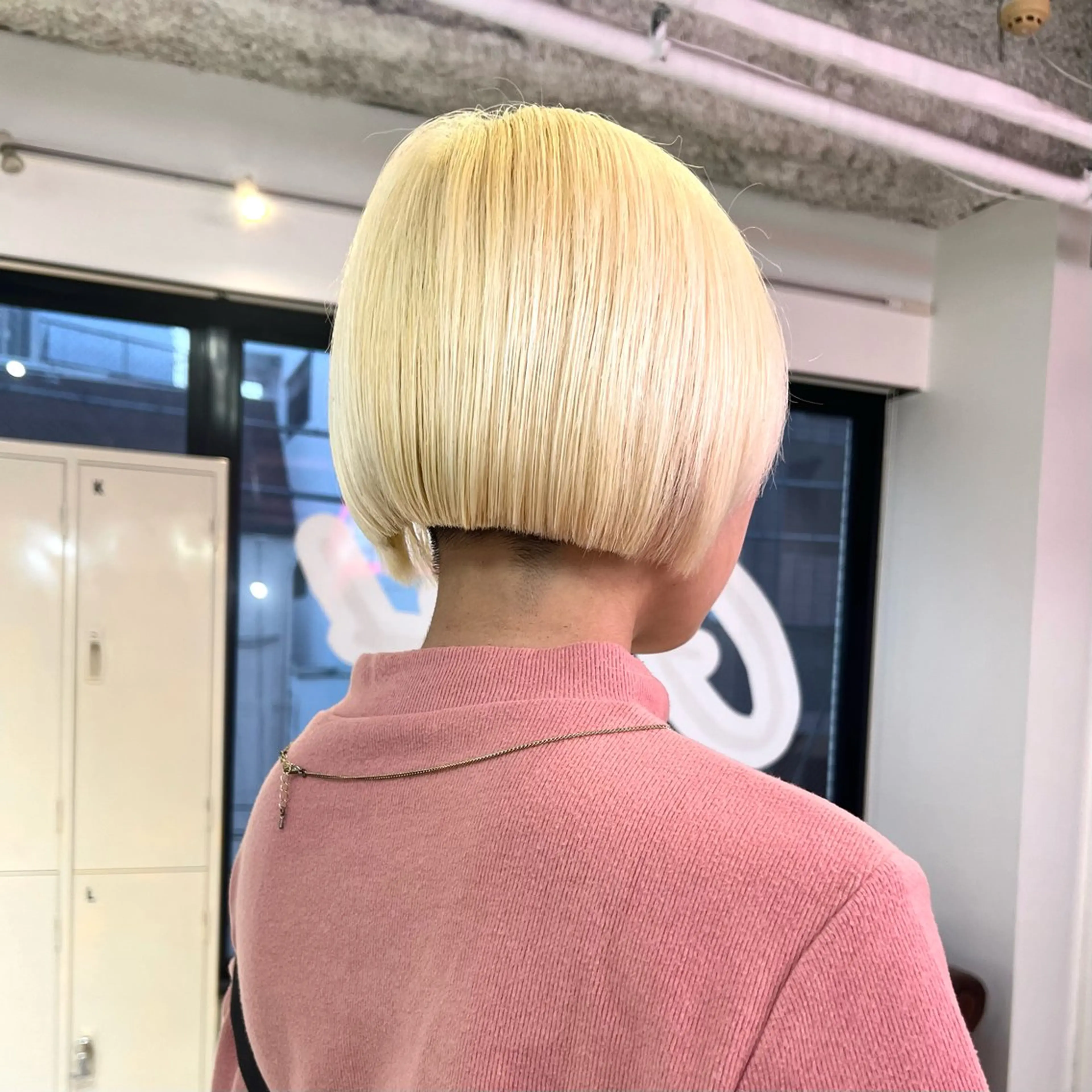 ショート カラー パーマ ヘアアレンジ メンズ カット ヘアカラー 🧨ブリーチー×ボブ レイヤー💎じゅえるのヘアスタイル