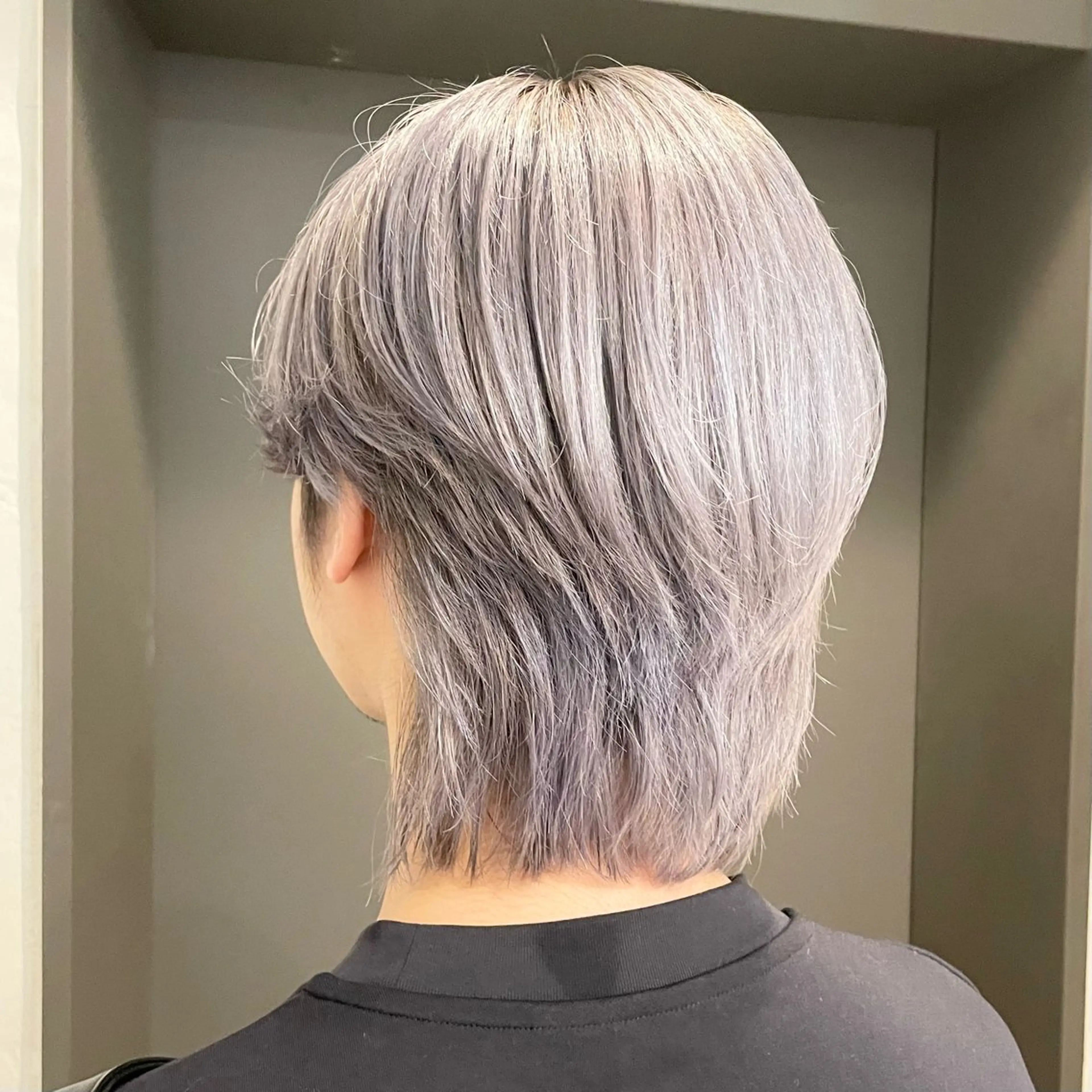 カラー ブリーチ シルバー ホワイトシルバー ヘアカラー オザキクウガ/ ブリーチ/髪質改善のヘアスタイル