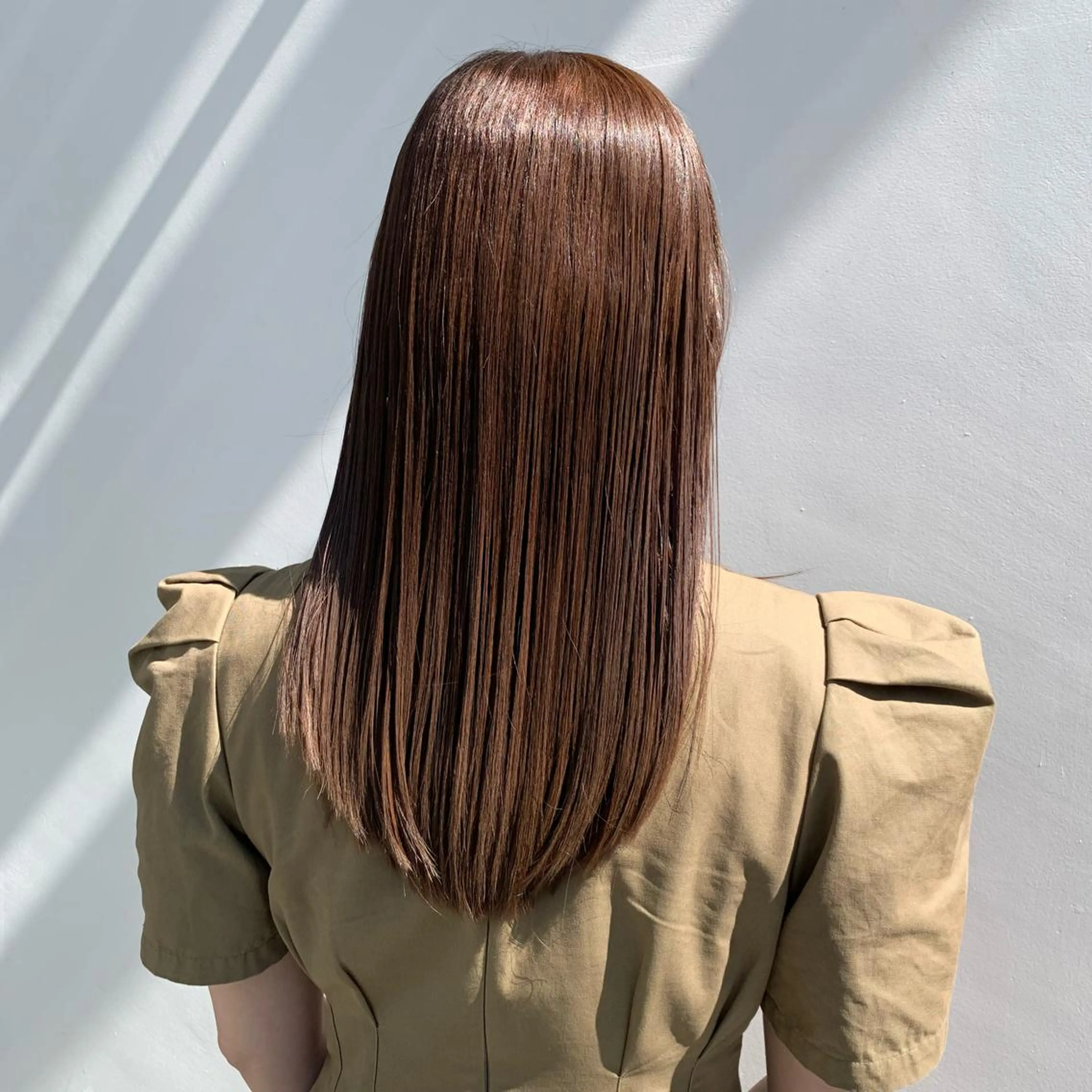 セミロング カラー ベージュカラー ブリーチ イヤリングカラー グレージュ ハイライトカラー マンツーマン×半個室 まちだきょうすけのヘアスタイル