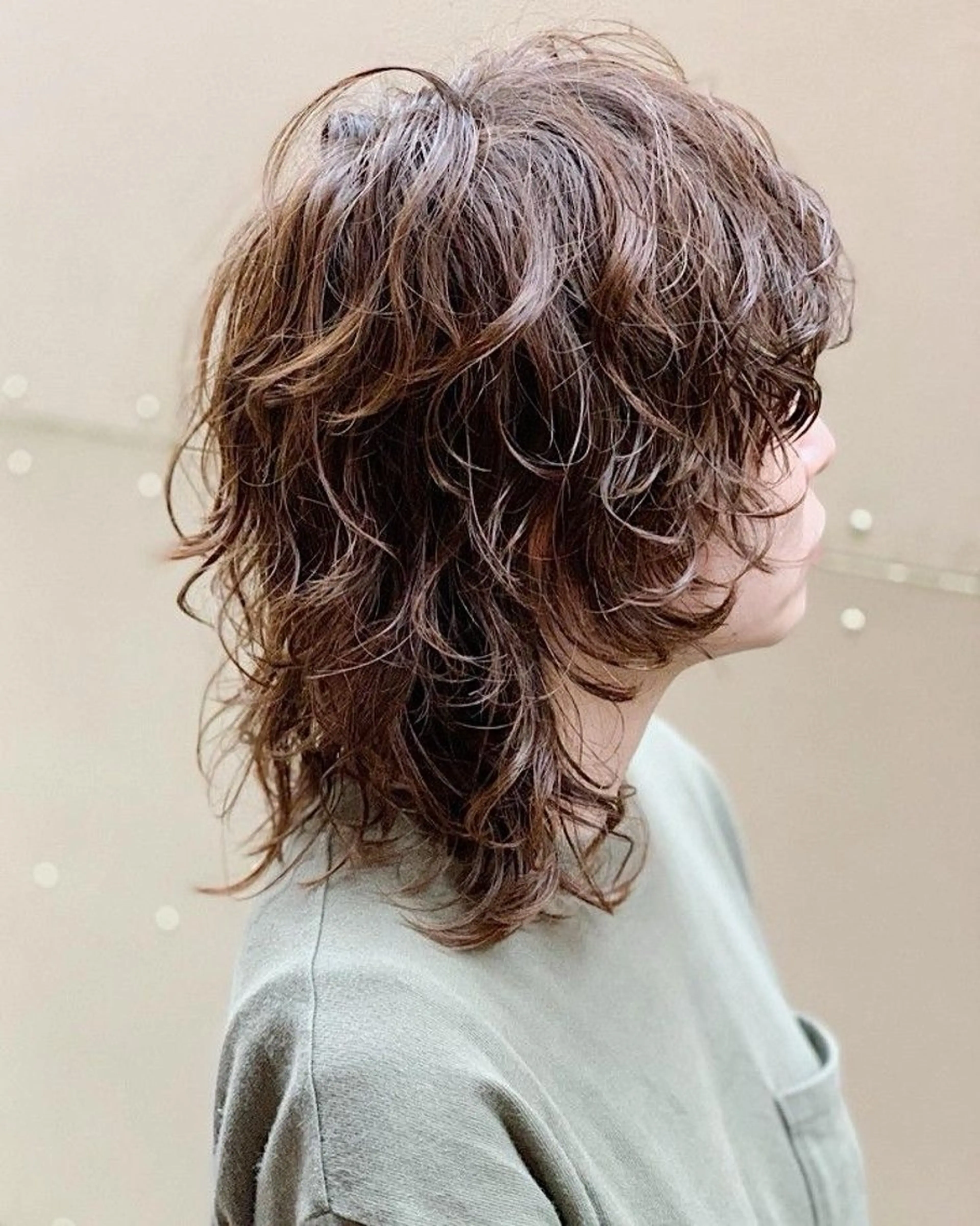 ミディアム カラー パーマ ミディアムパーマ ウルフカット 似合わせカット/ デザインカラー🦄のヘアスタイル